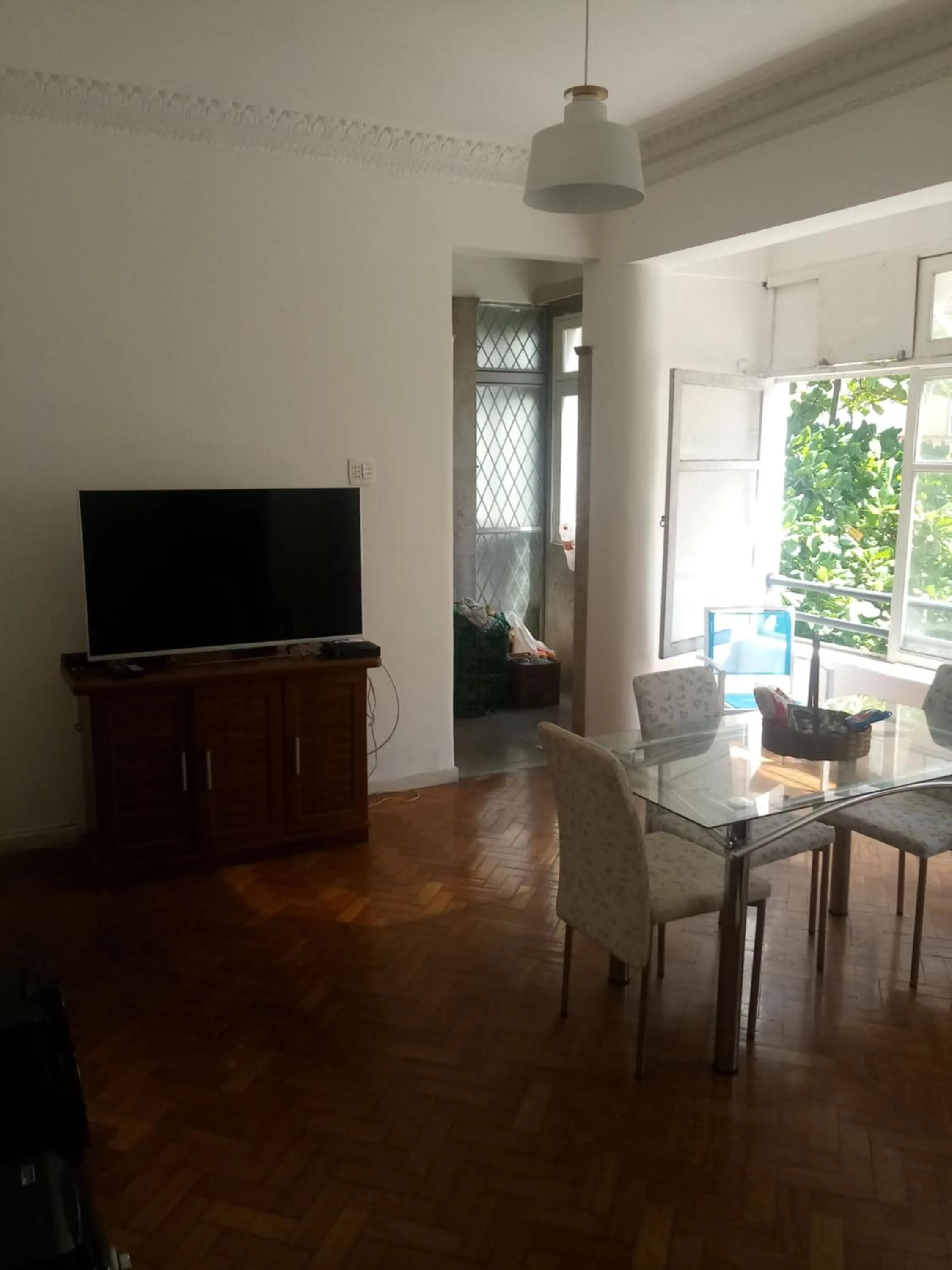 Communal lounge/ TV room in Copacabana Quadríssima da Praia