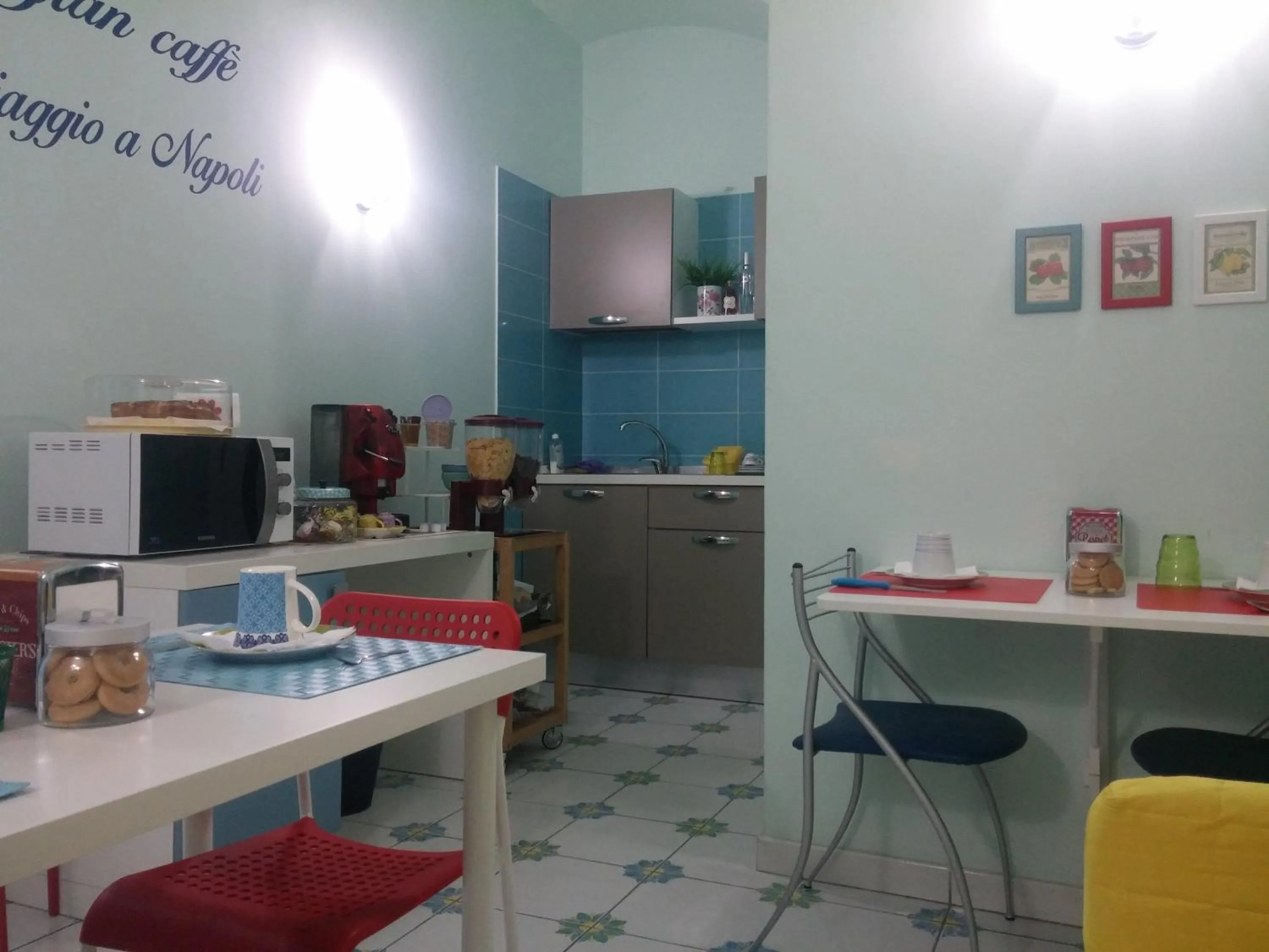 Communal kitchen in Viaggio a Napoli B&B