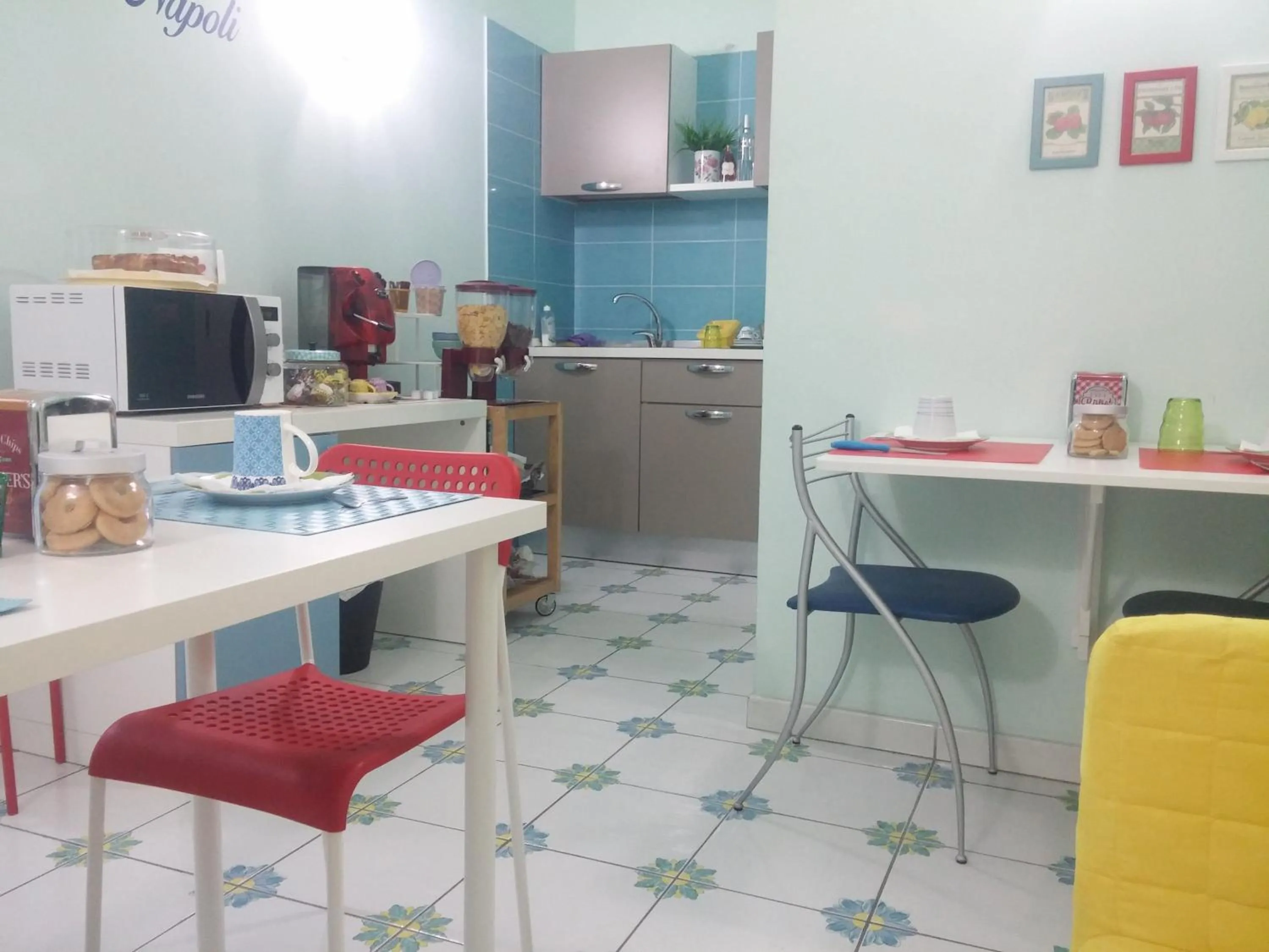 Communal kitchen in Viaggio a Napoli B&B