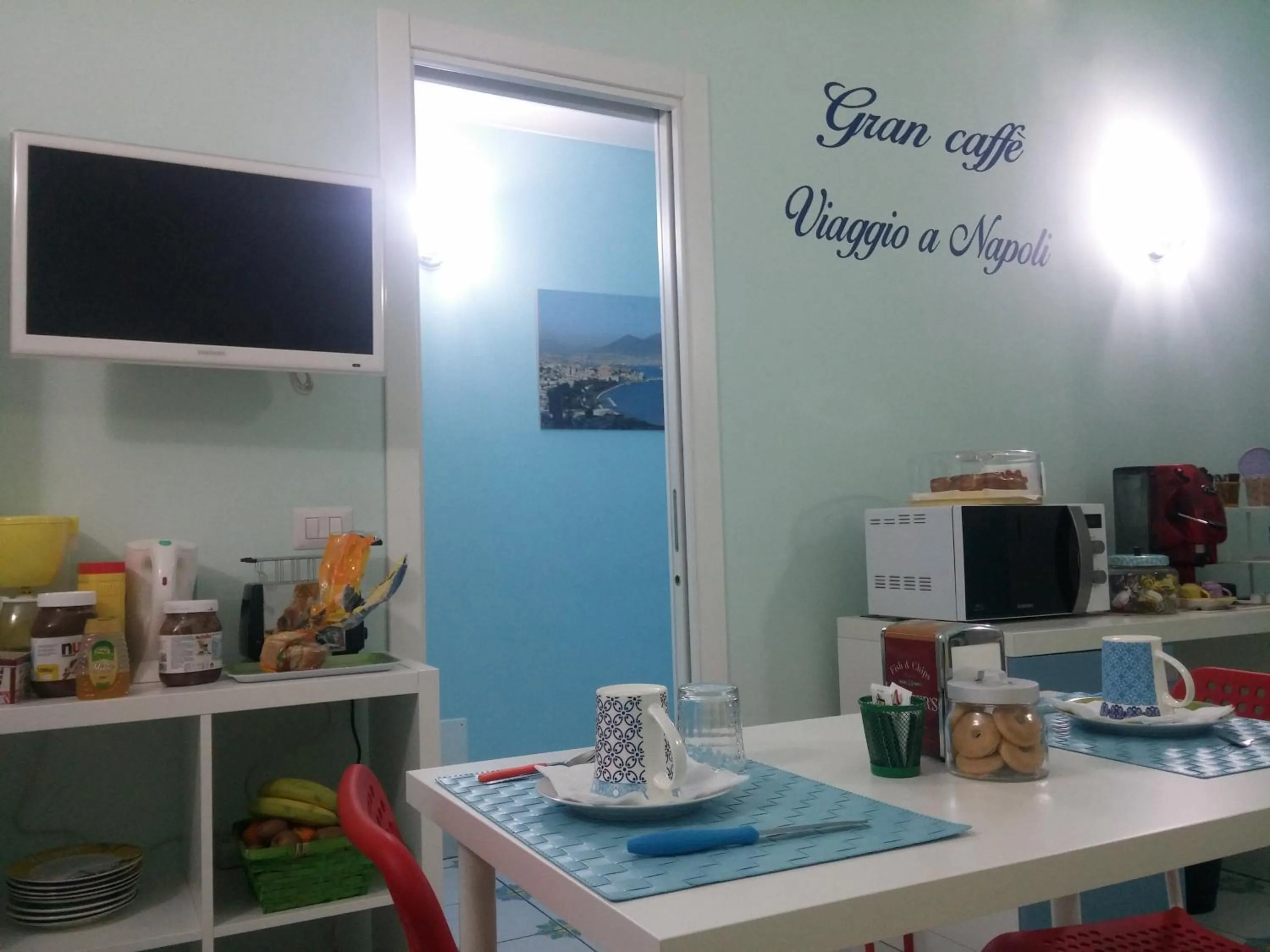 Communal kitchen in Viaggio a Napoli B&B