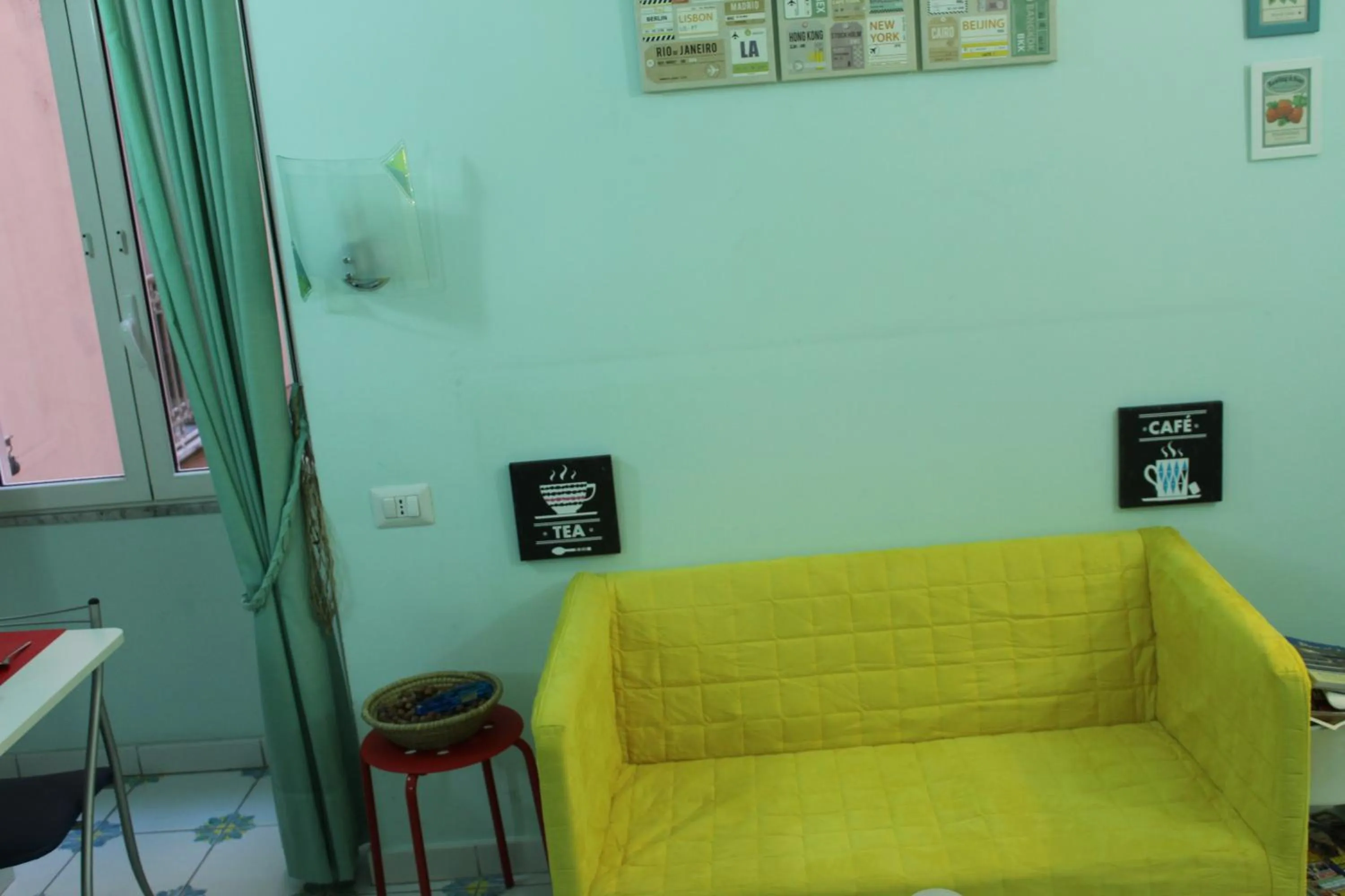 Communal kitchen in Viaggio a Napoli B&B