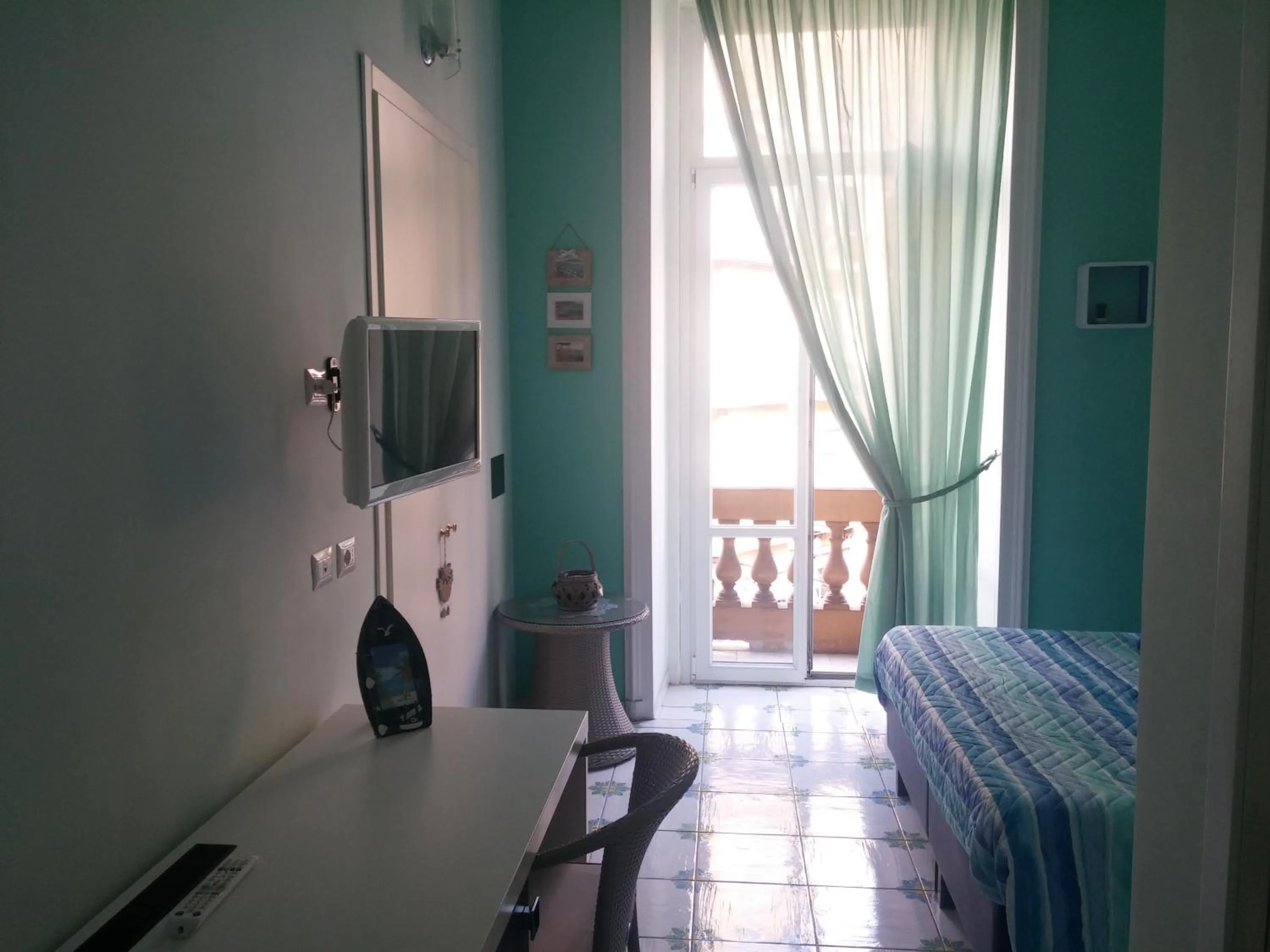 Photo of the whole room, Bed in Viaggio a Napoli B&B