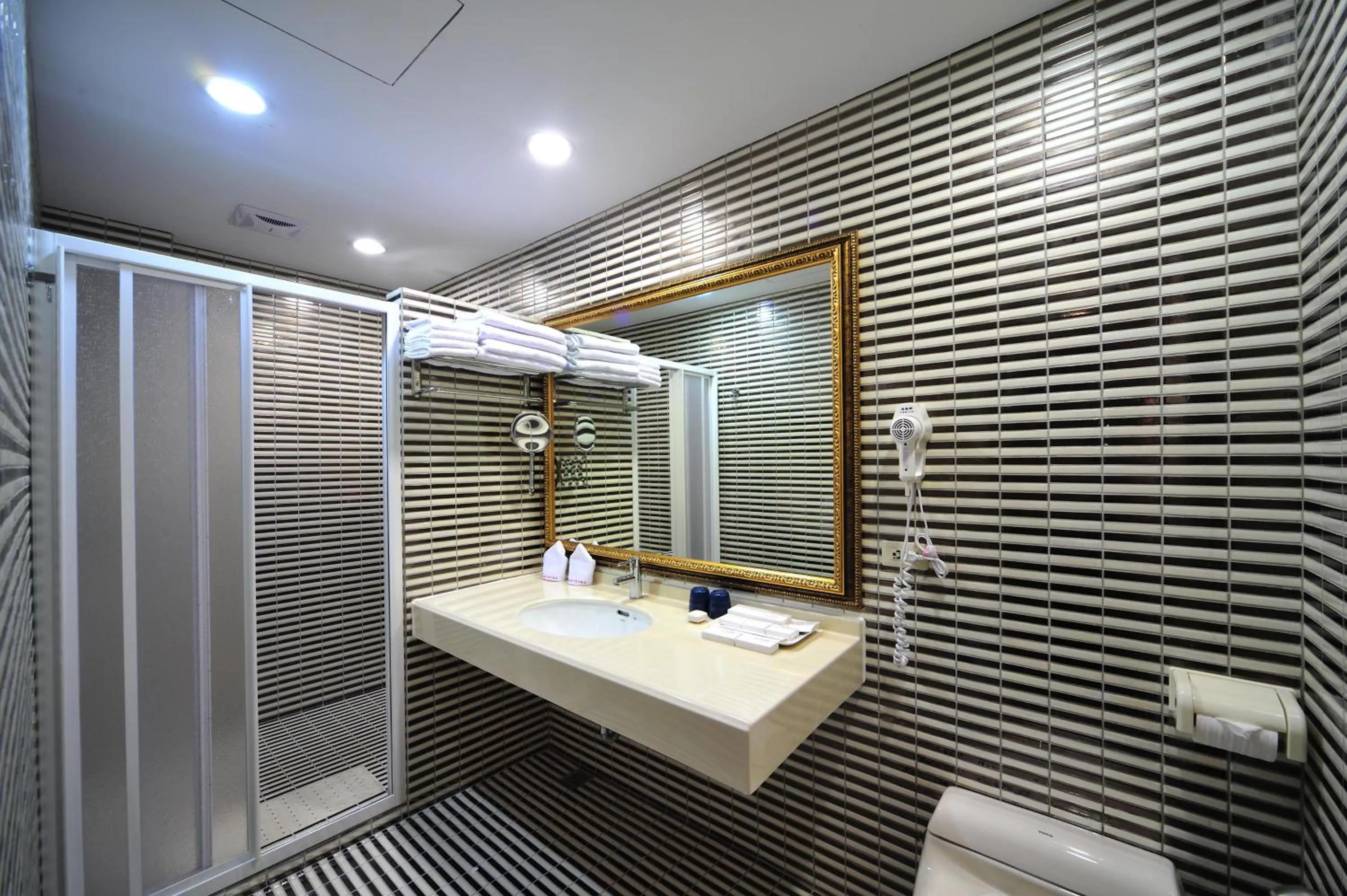 Shower in Wenpin Hotel - Pier 2