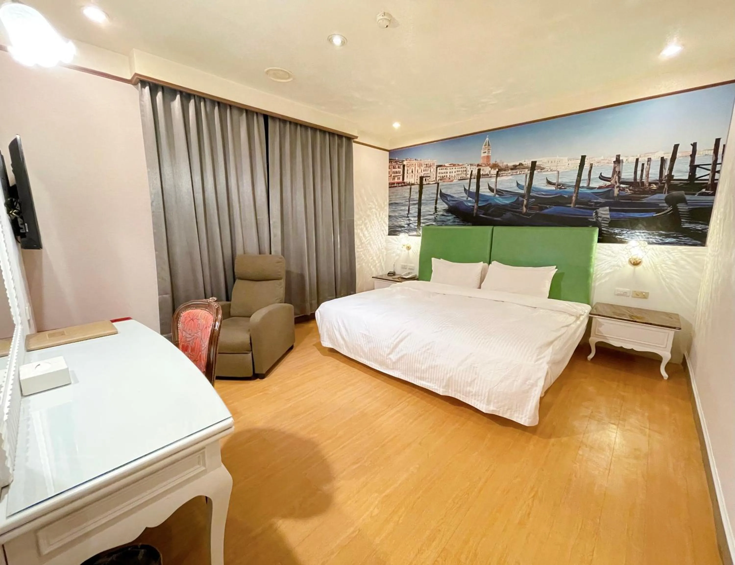 Photo of the whole room, Bed in Wenpin Hotel - Pier 2