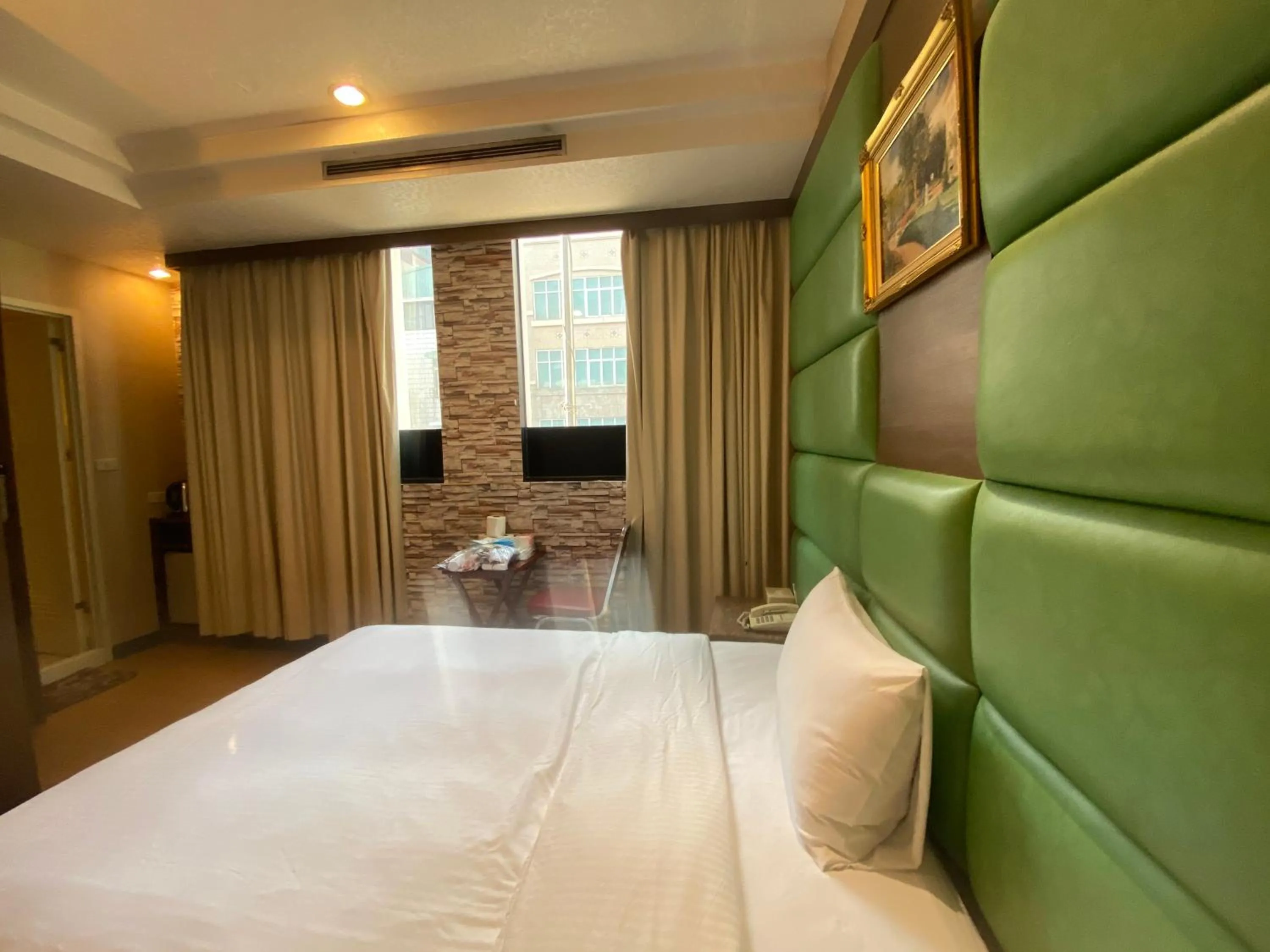 Photo of the whole room, Bed in Wenpin Hotel - Pier 2