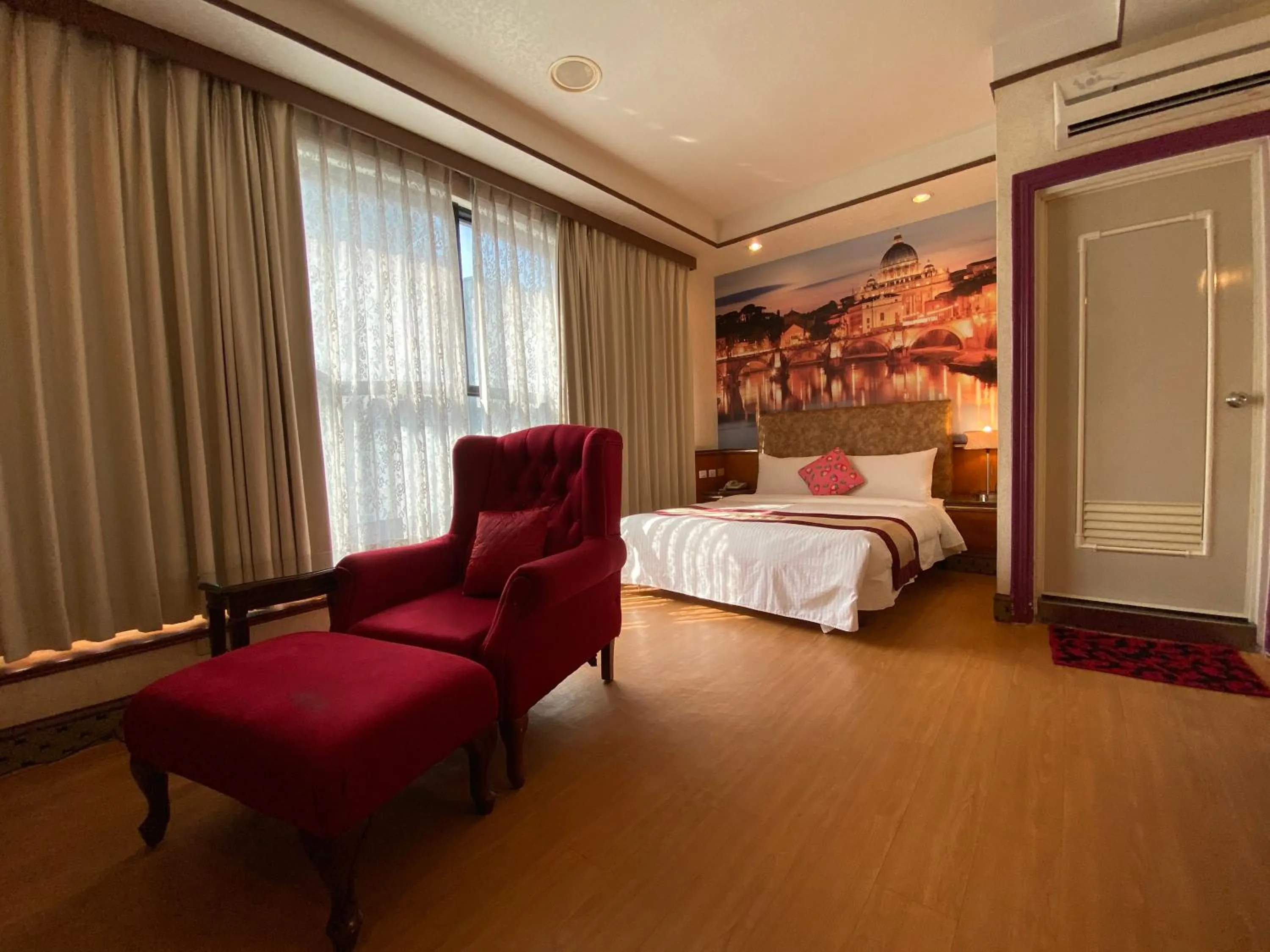 Photo of the whole room, Bed in Wenpin Hotel - Pier 2