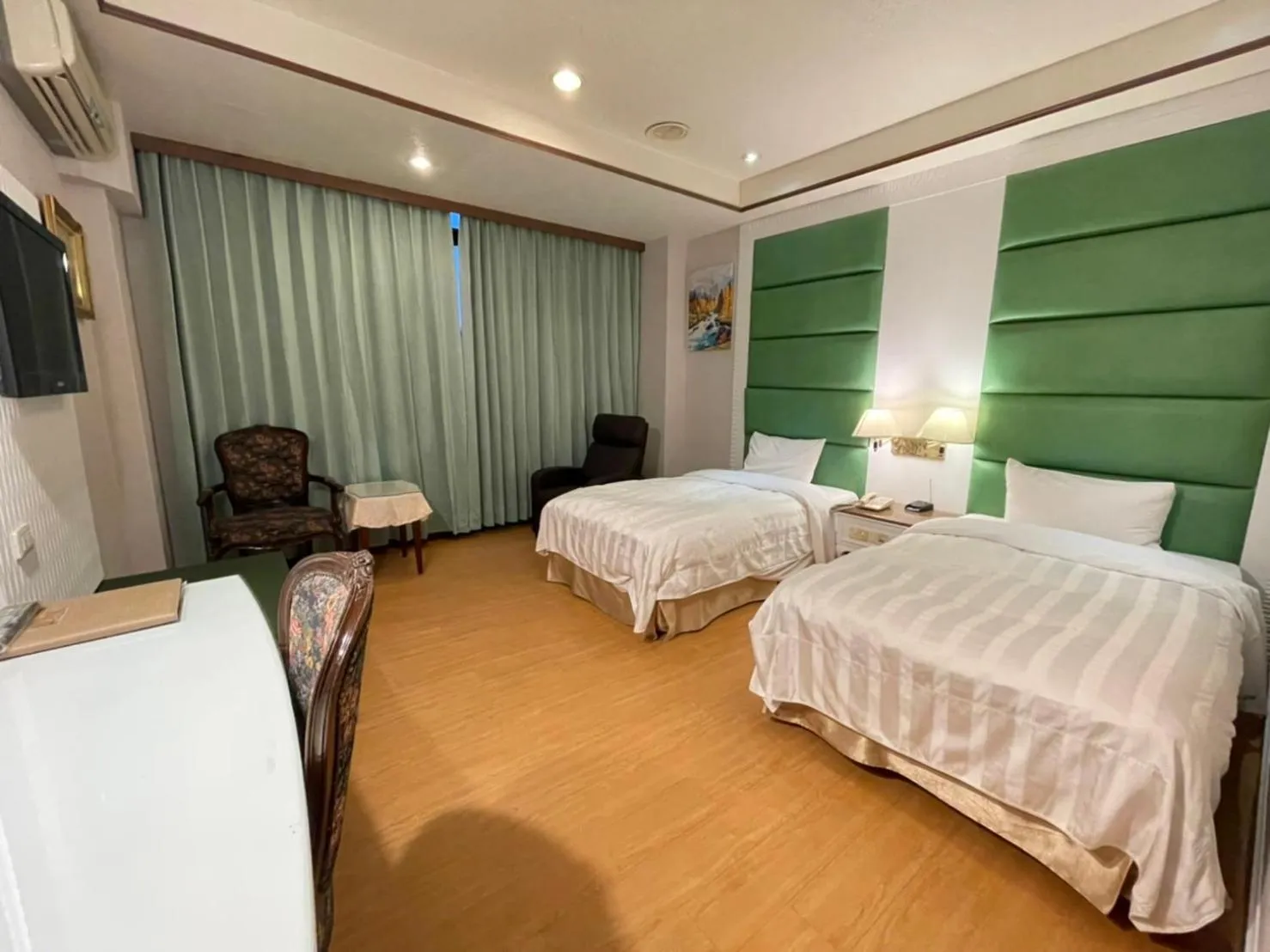 Photo of the whole room, Bed in Wenpin Hotel - Pier 2