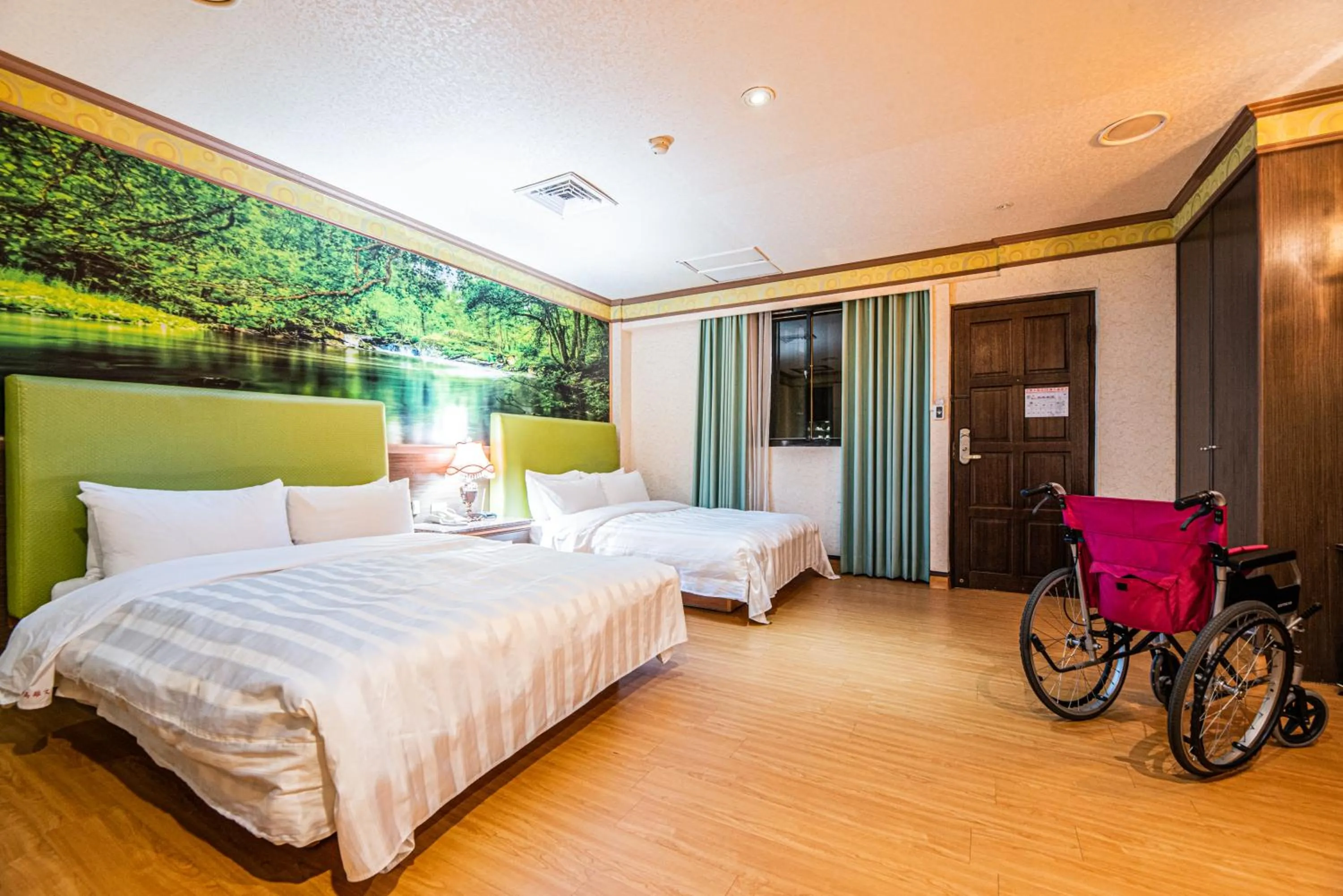 Facility for disabled guests, Bed in Wenpin Hotel - Pier 2