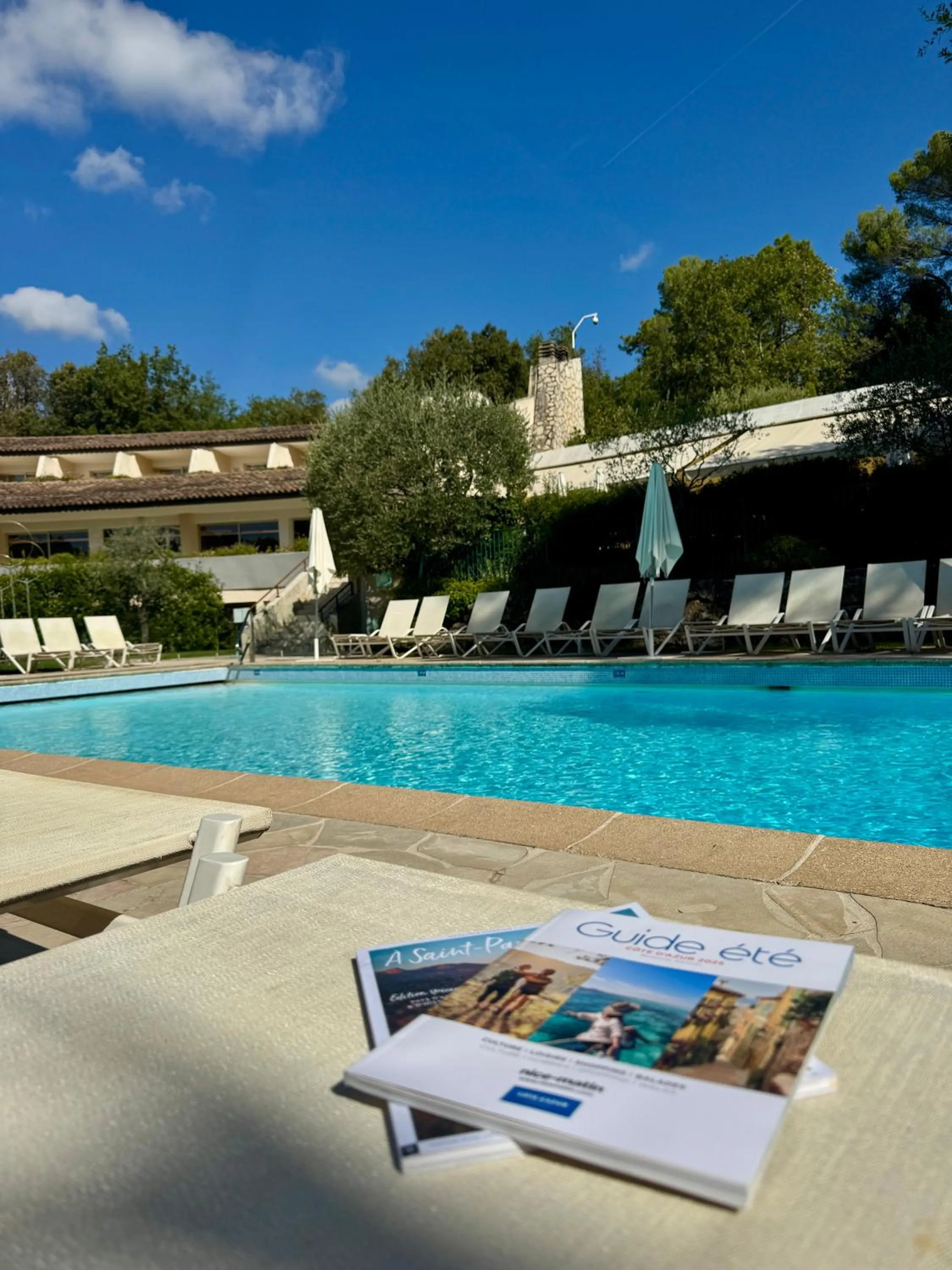 Swimming pool in Hotel Restaurant La Vague de Saint Paul
