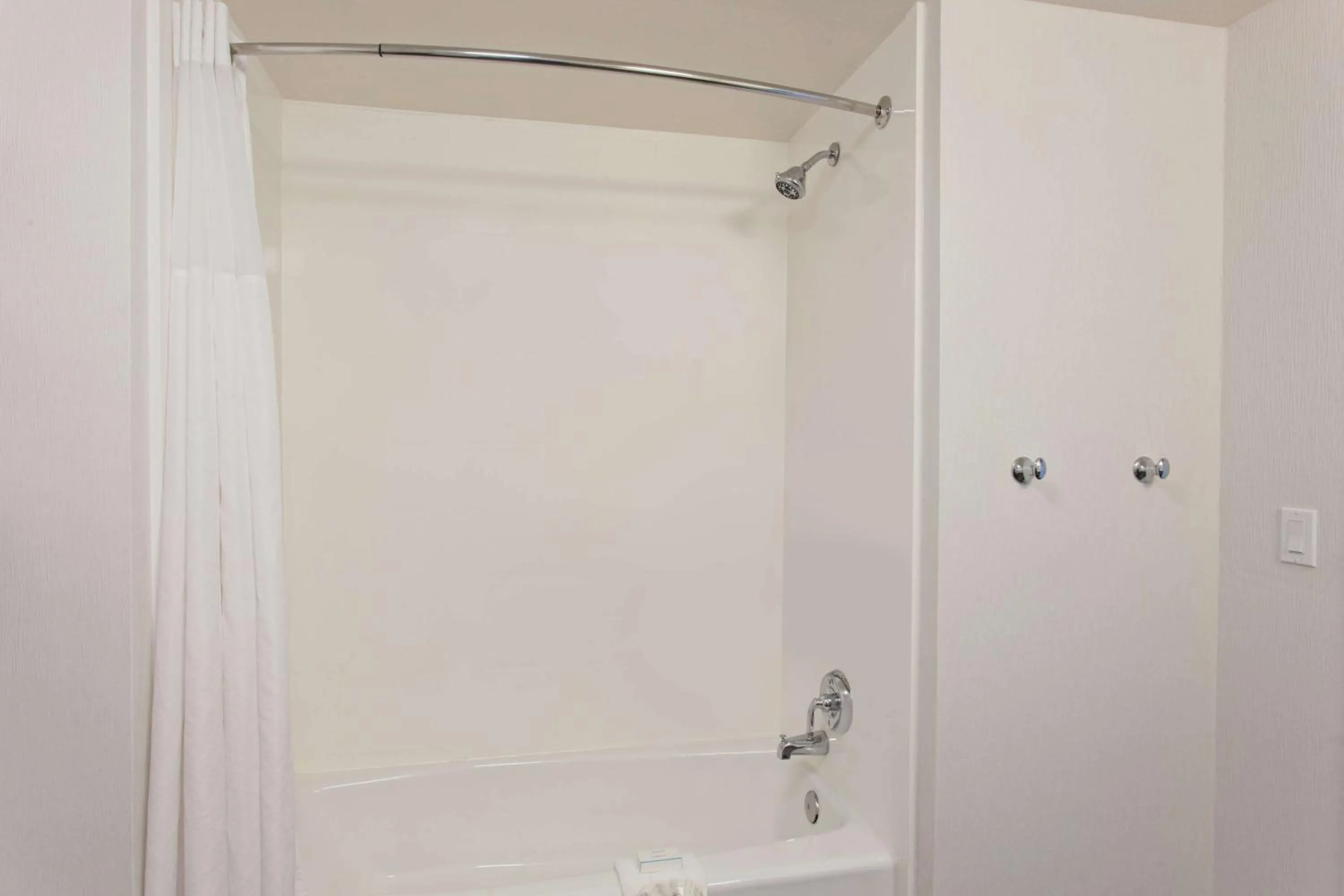 Bathroom in Hampton Inn Santa Cruz