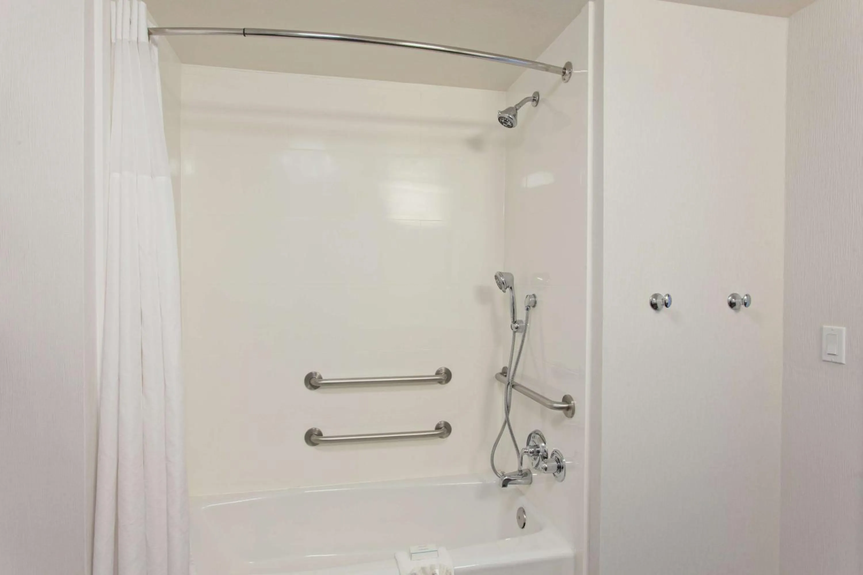 Bathroom in Hampton Inn Santa Cruz