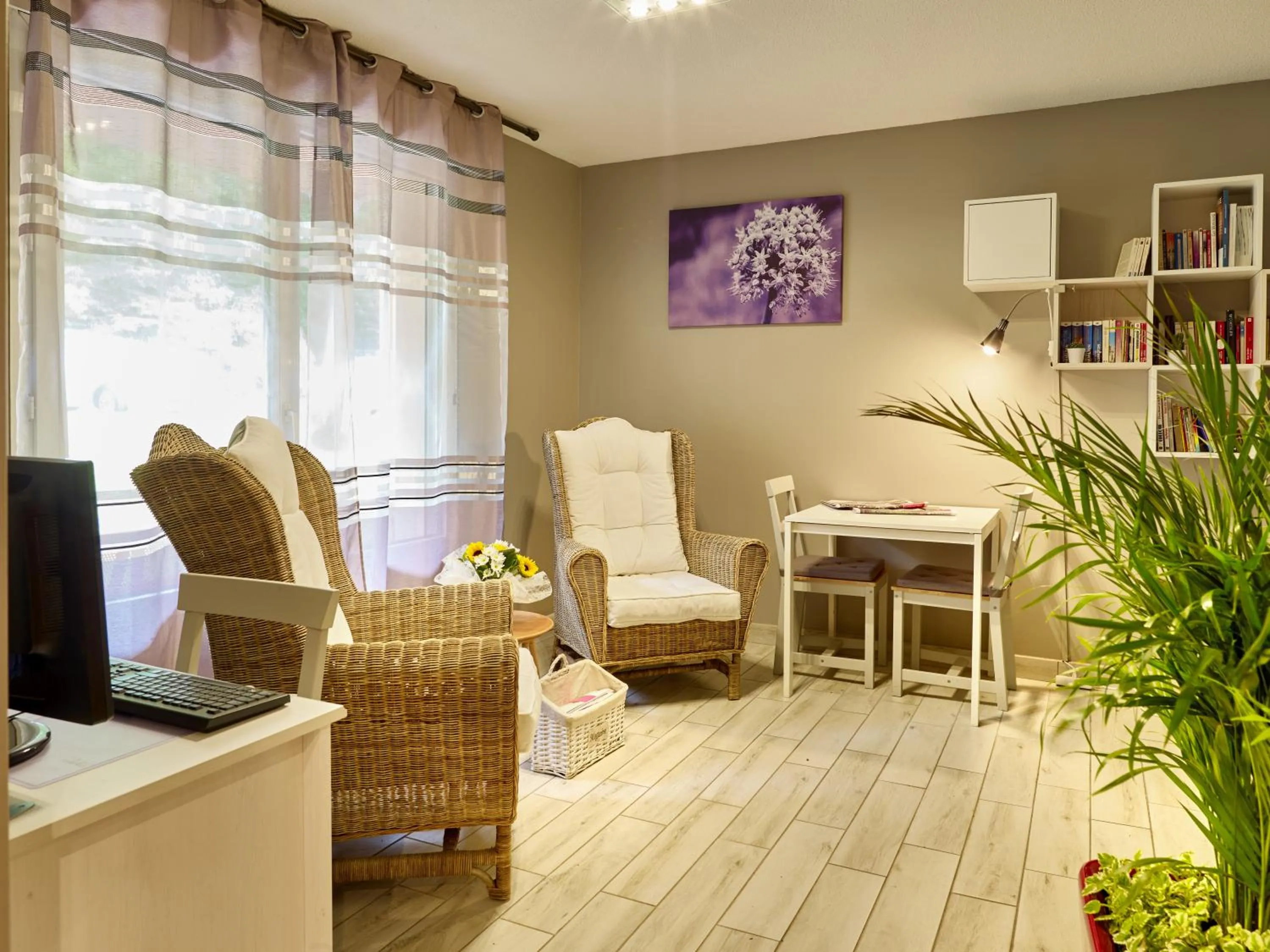 Communal lounge/ TV room in Grands Chênes du Parc