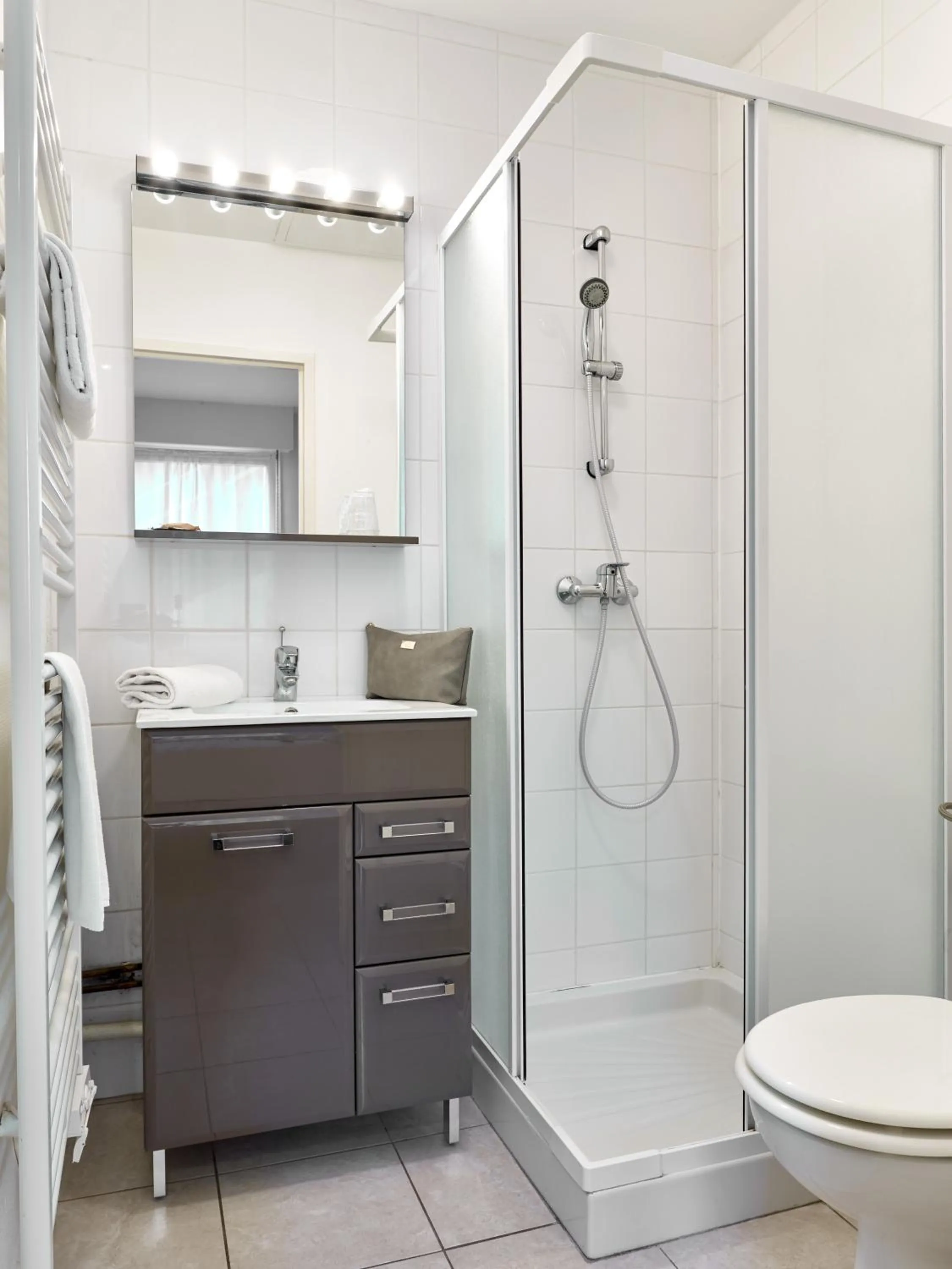 Shower in Grands Chênes du Parc