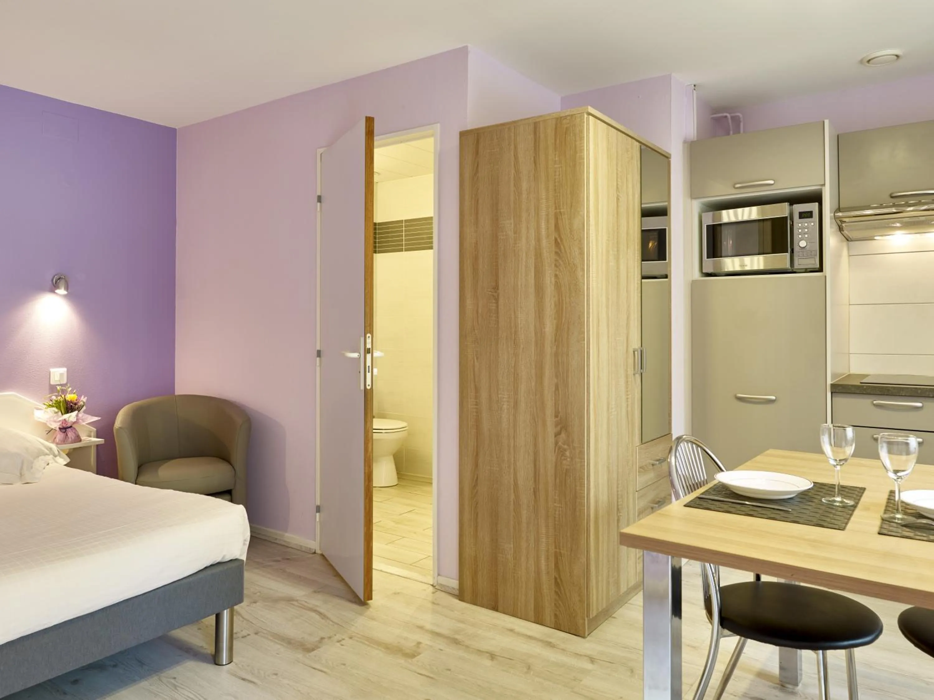 Bathroom, Bed in Grands Chênes du Parc