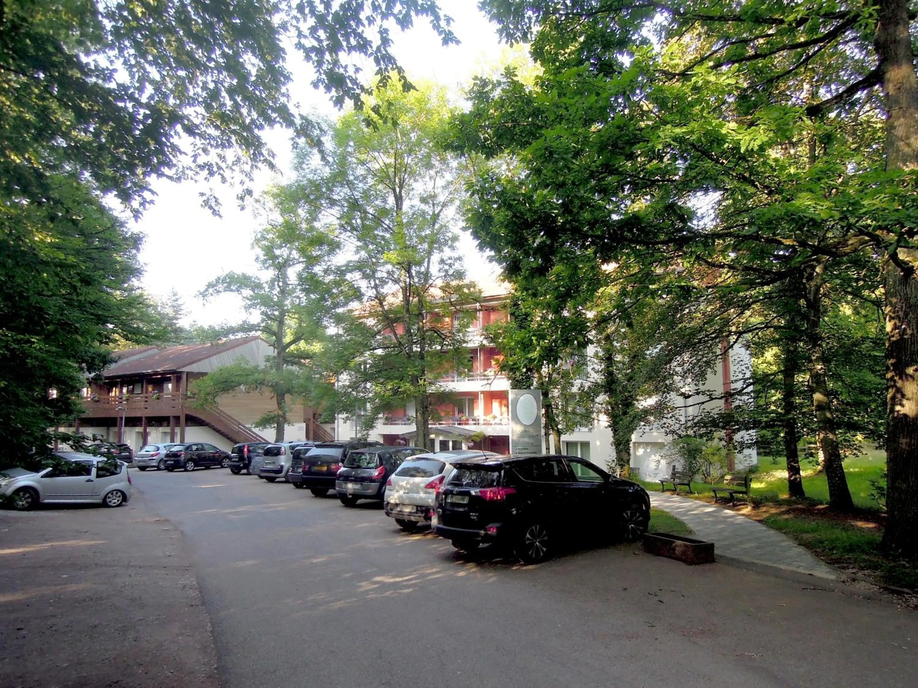 Facade/entrance in Grands Chênes du Parc