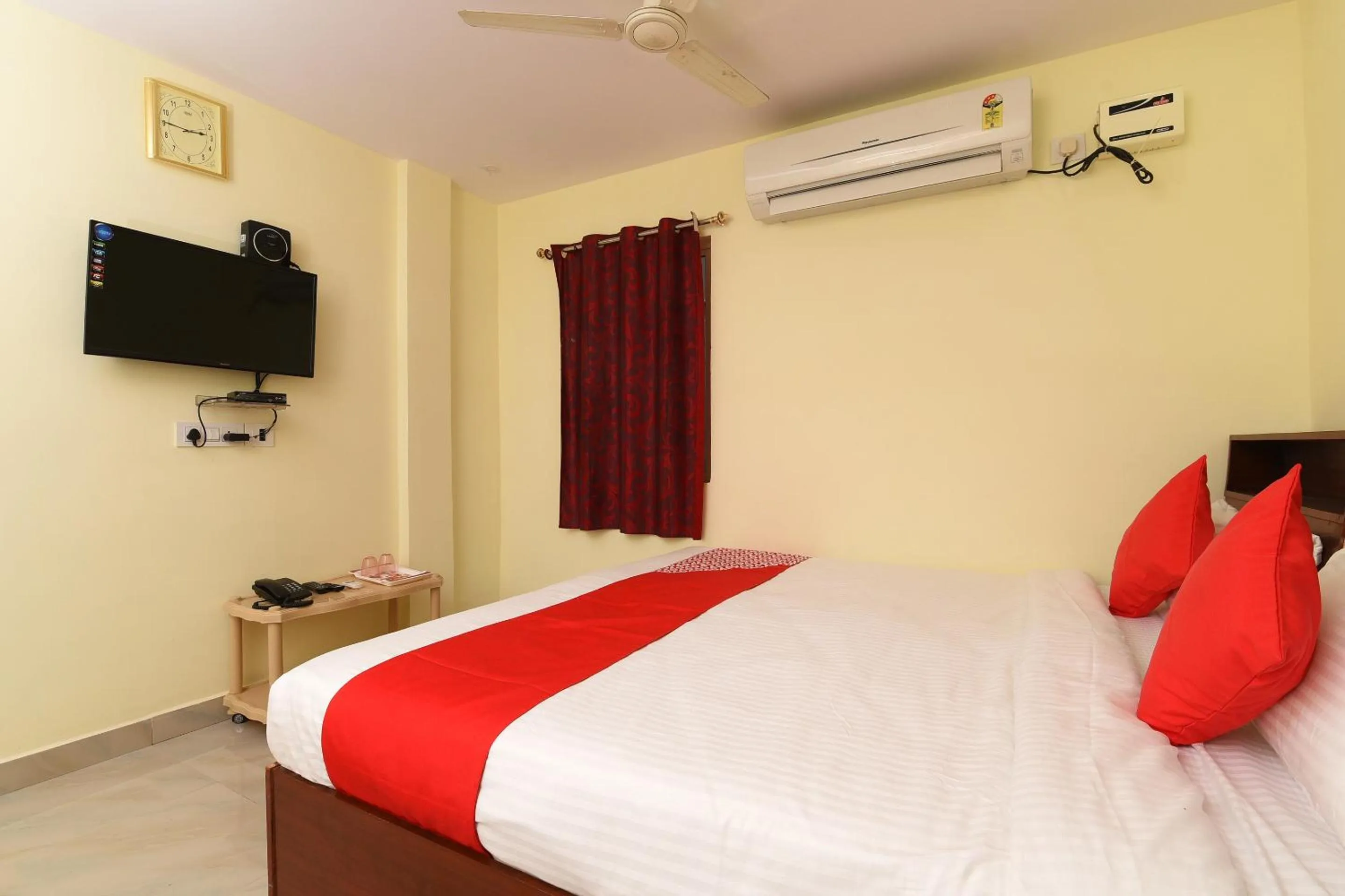 Bedroom, Bed in Hotel O Andhra Pradesh Hotels Association