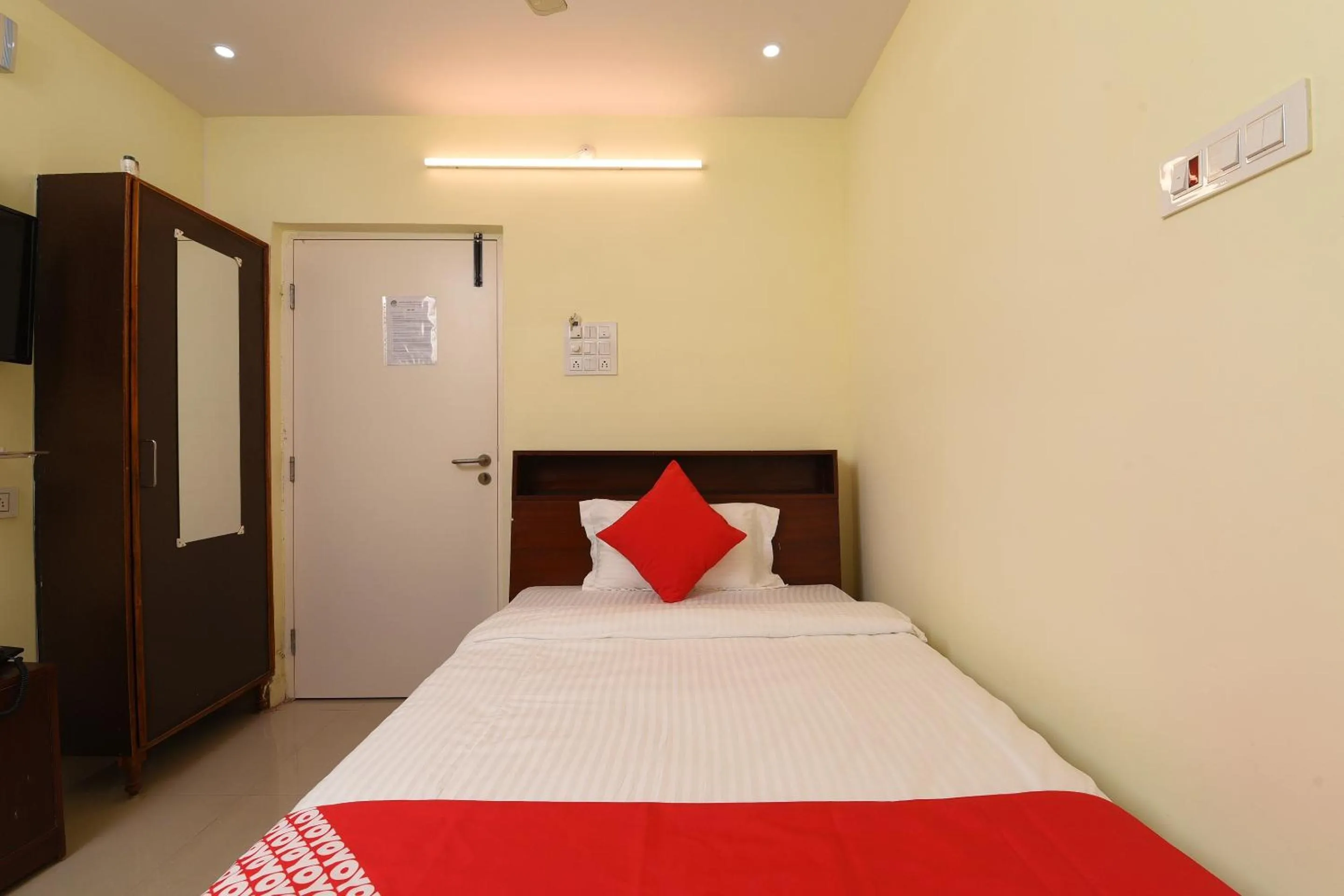 Bedroom, Bed in Hotel O Andhra Pradesh Hotels Association