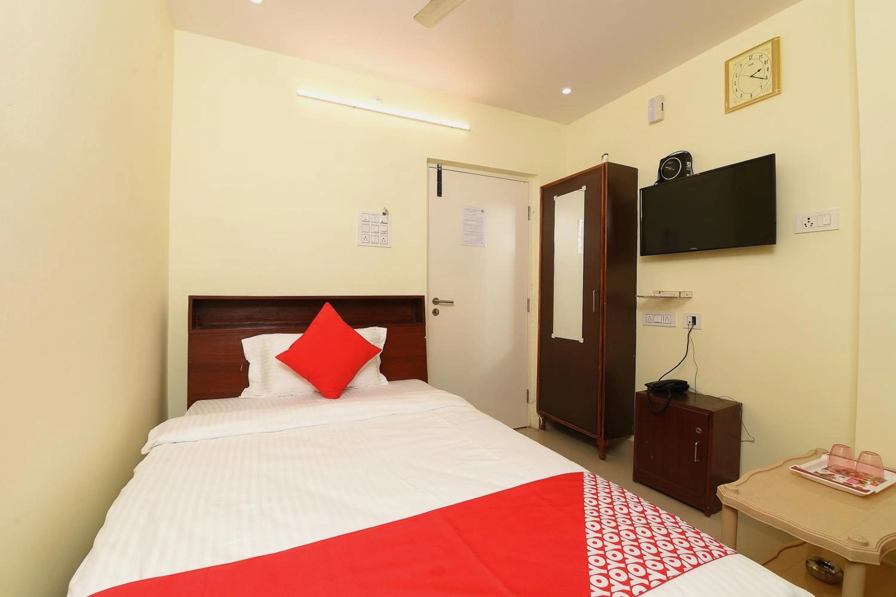 Bedroom, Bed in Hotel O Andhra Pradesh Hotels Association