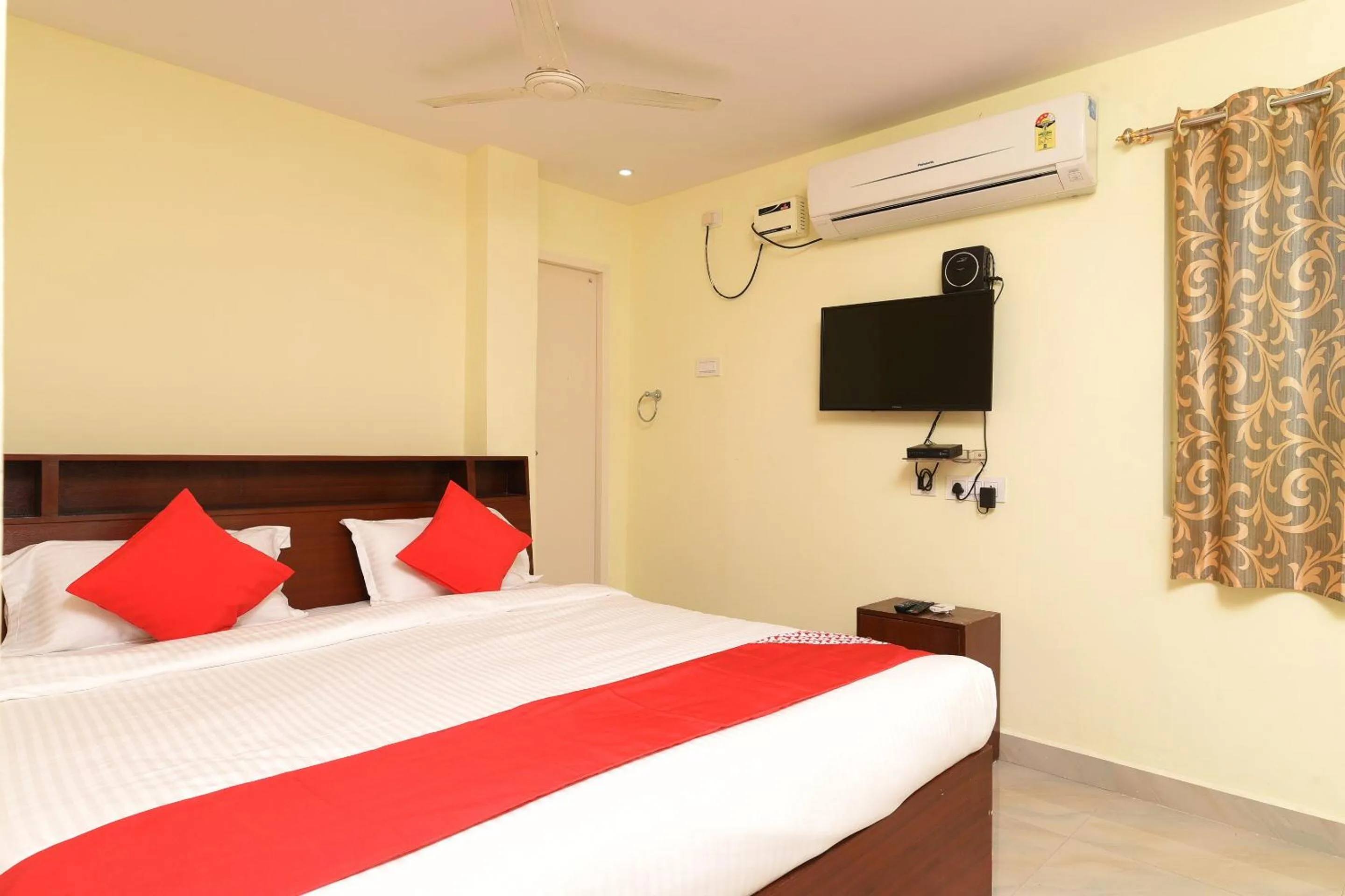 Facade/entrance, Bed in Hotel O Andhra Pradesh Hotels Association