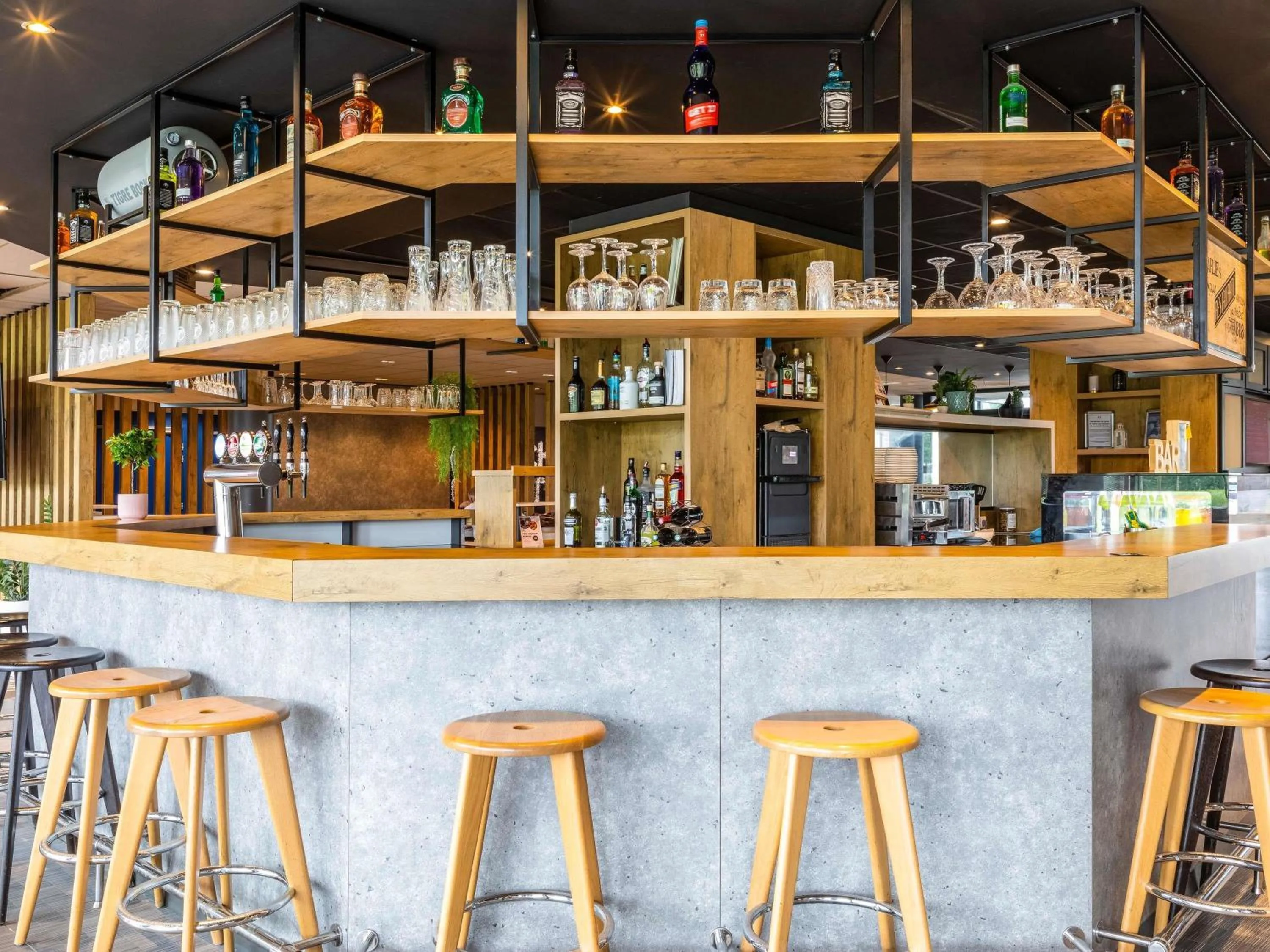 Lounge or bar in ibis budget Gonesse Le Bourget