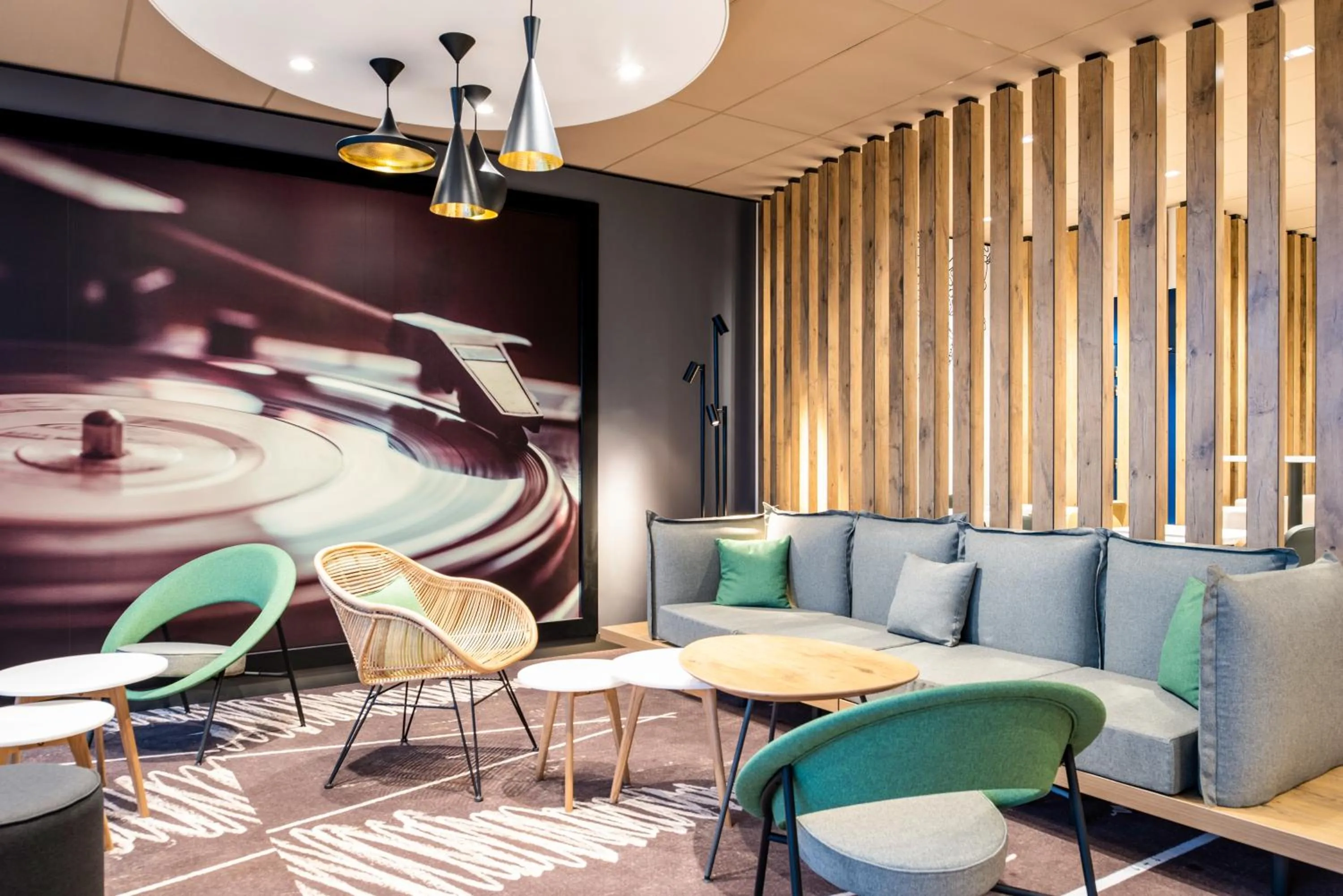 Lounge or bar in ibis budget Gonesse Le Bourget