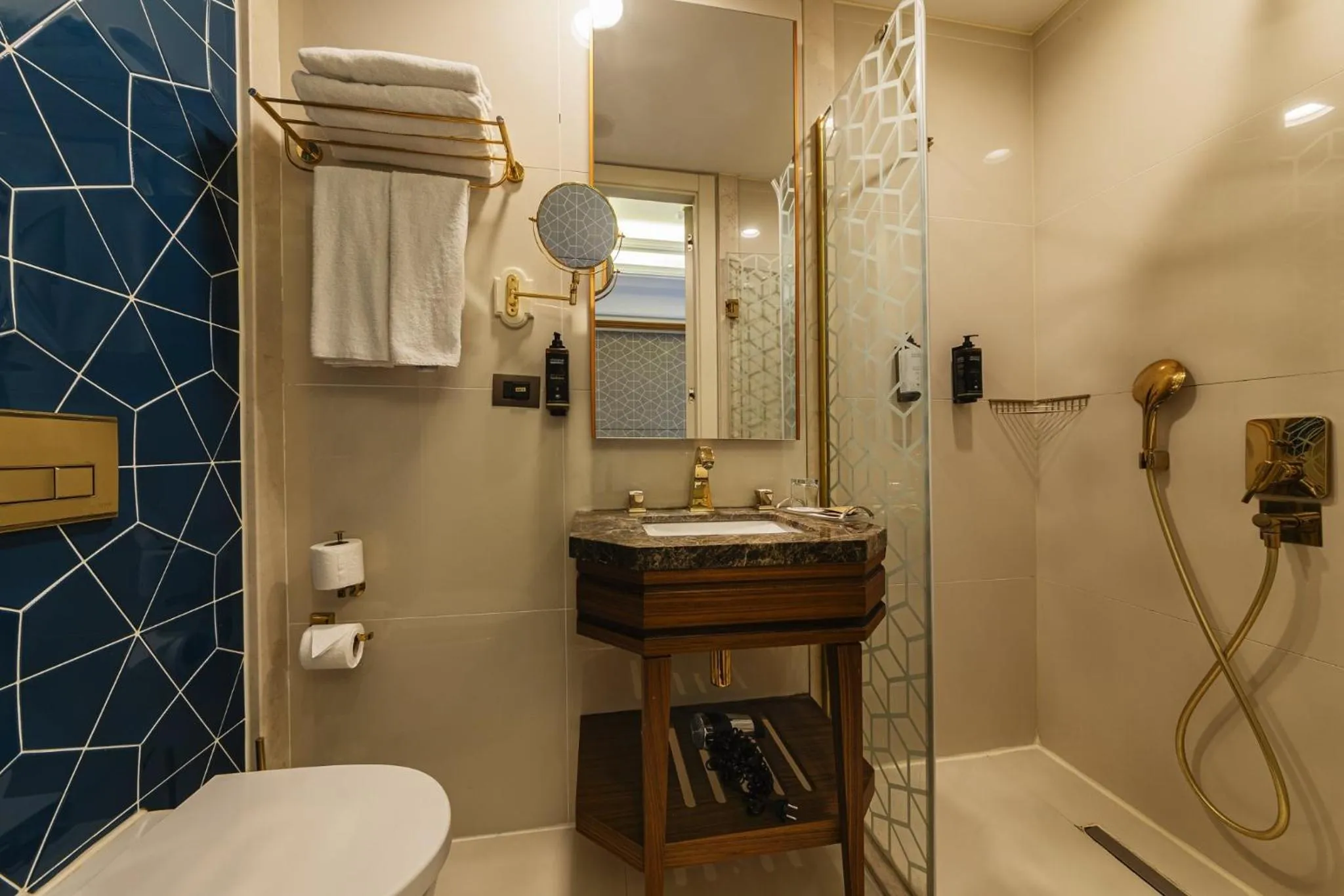 Shower in Mercure Istanbul Sirkeci