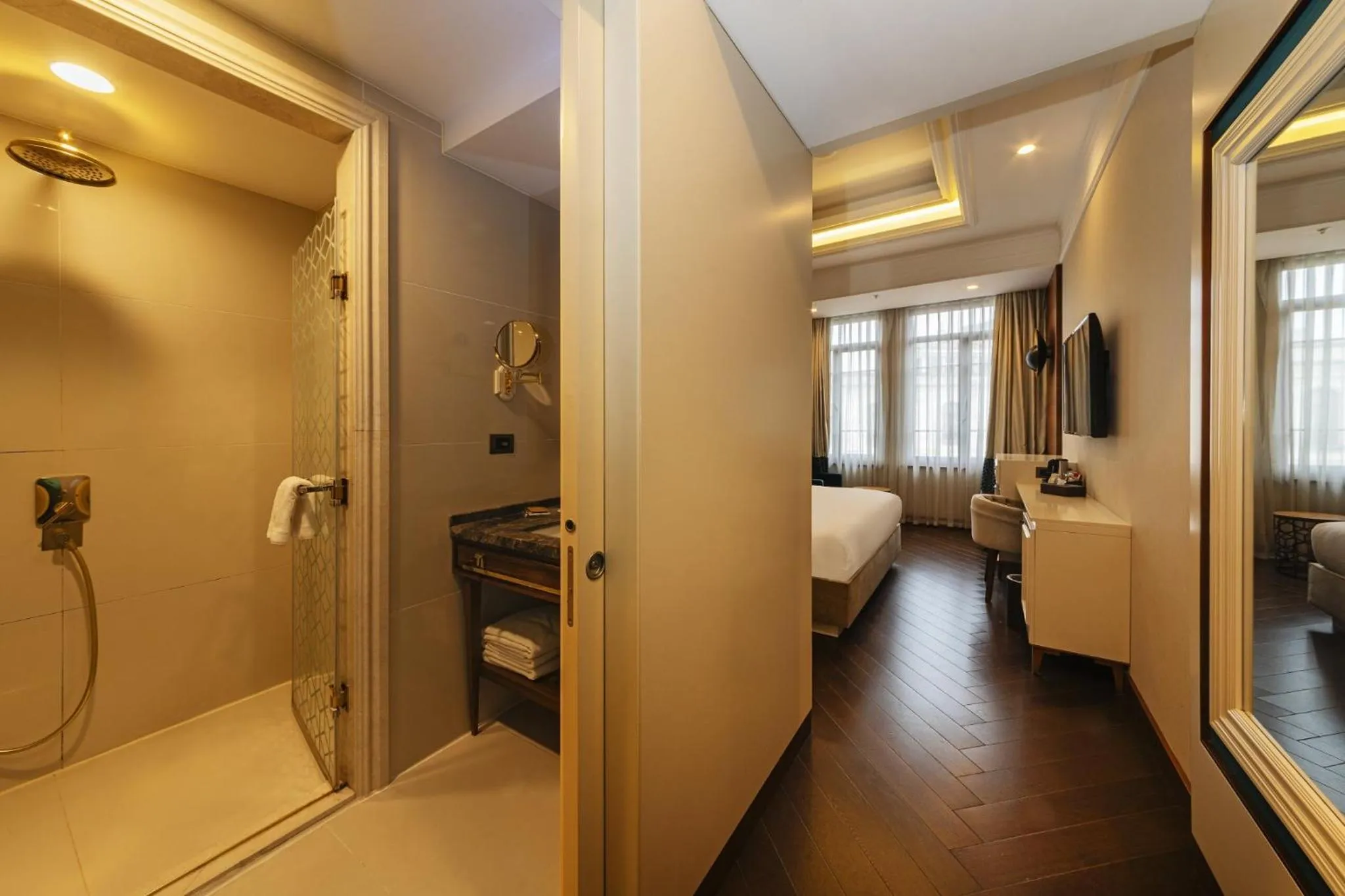 Shower, Bed in Mercure Istanbul Sirkeci