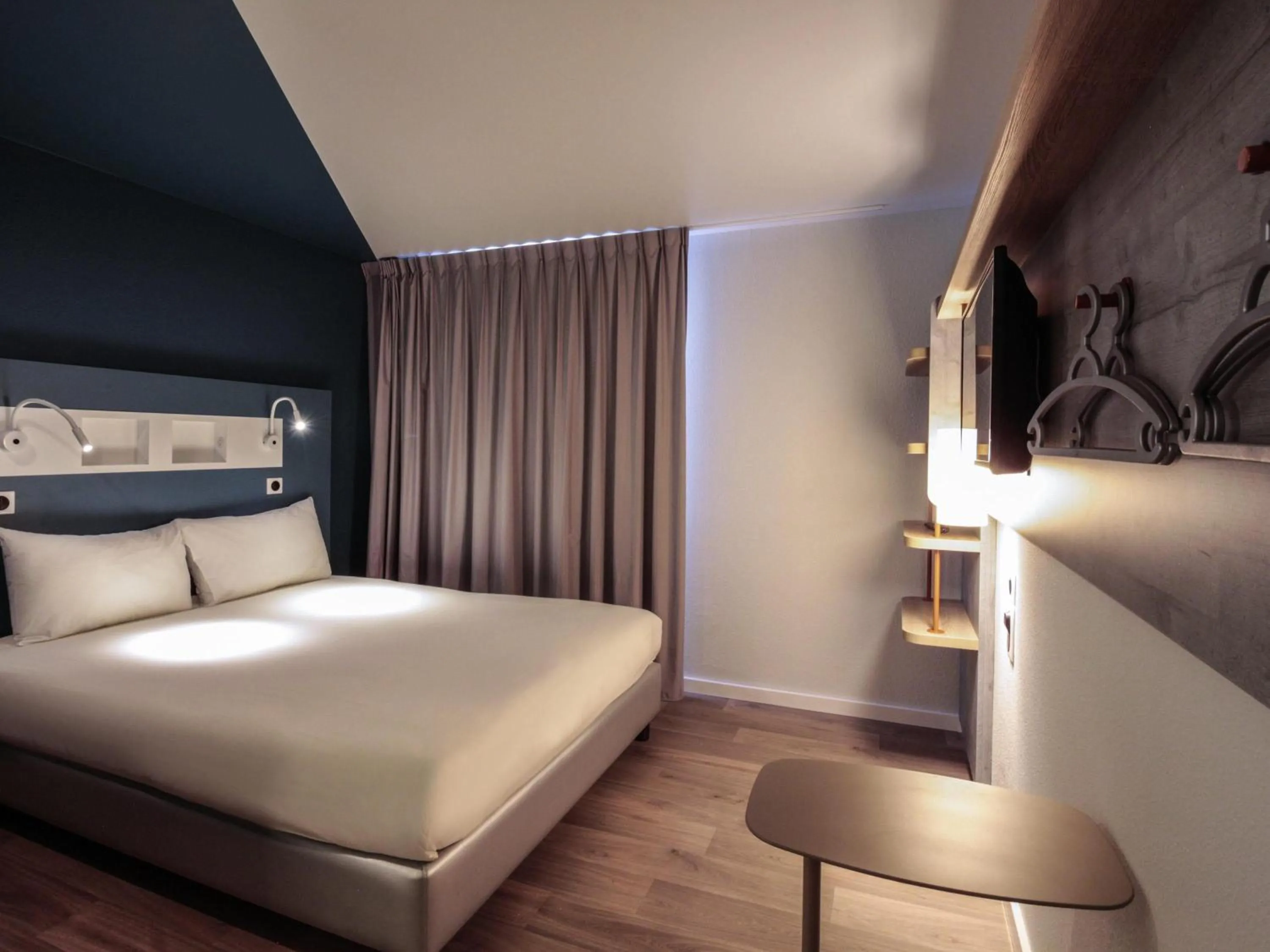 Bedroom, Bed in ibis budget Cahors