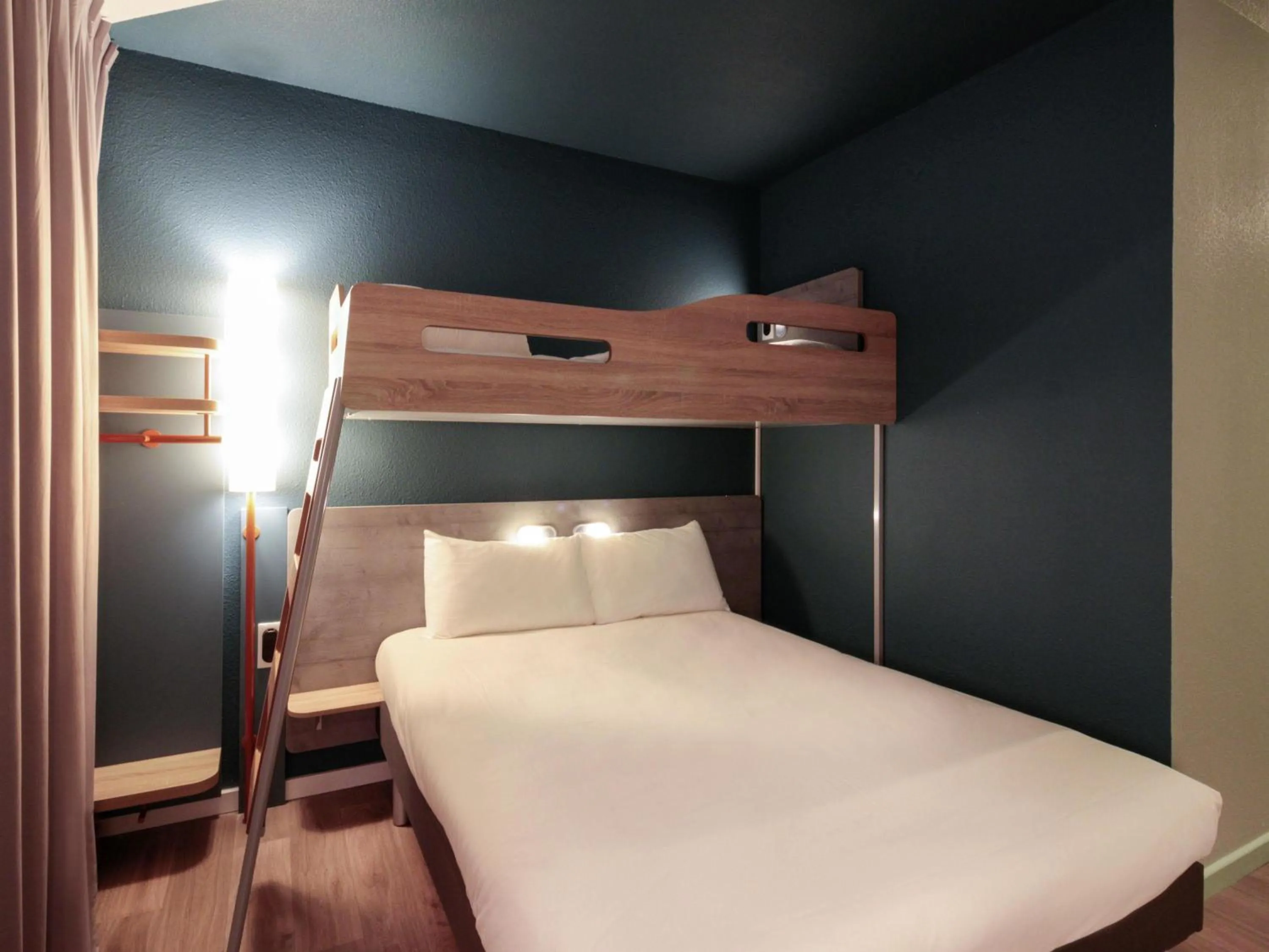 Bedroom, Bed in ibis budget Cahors
