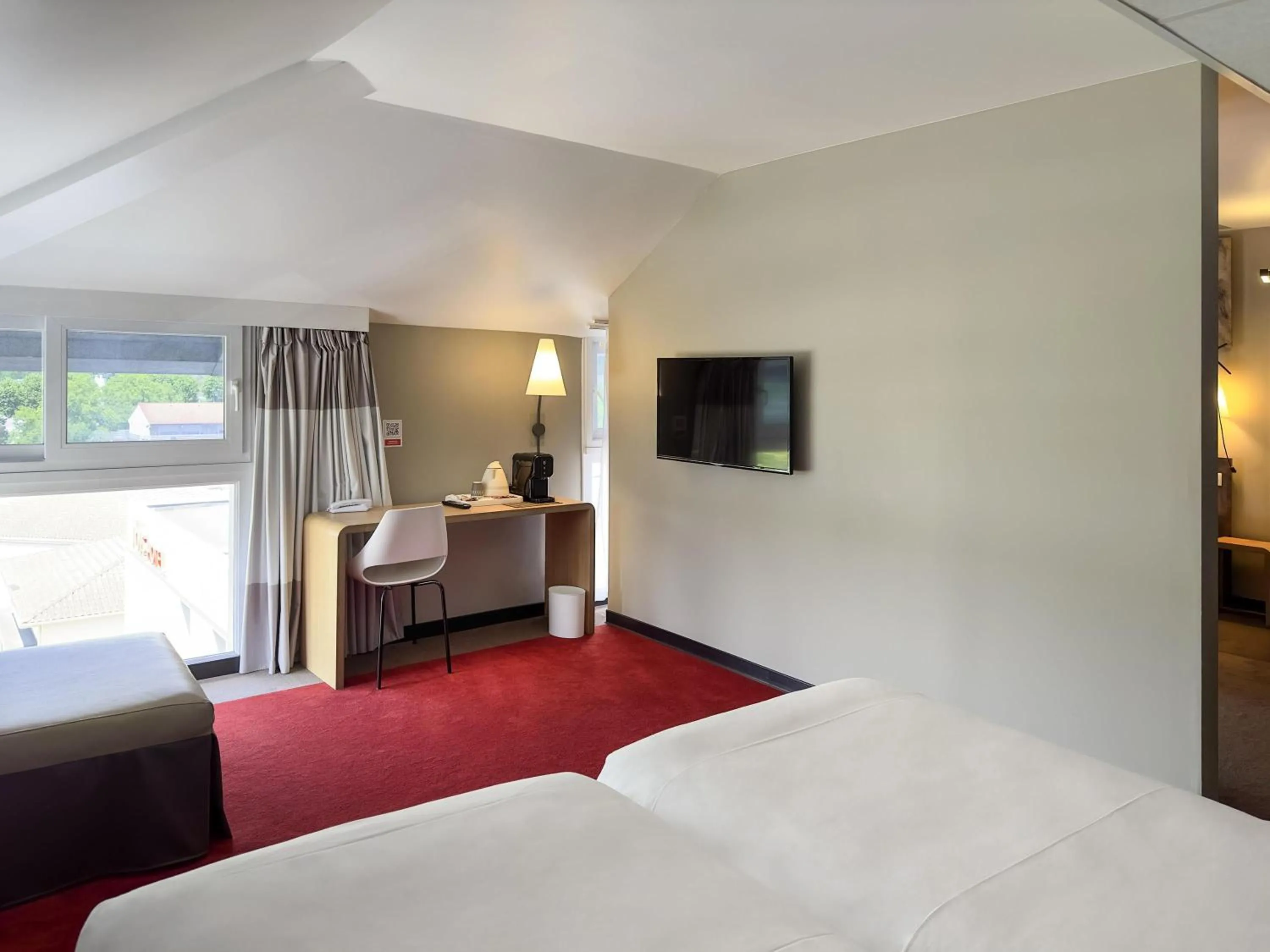 Photo of the whole room, Bed in ibis Cahors