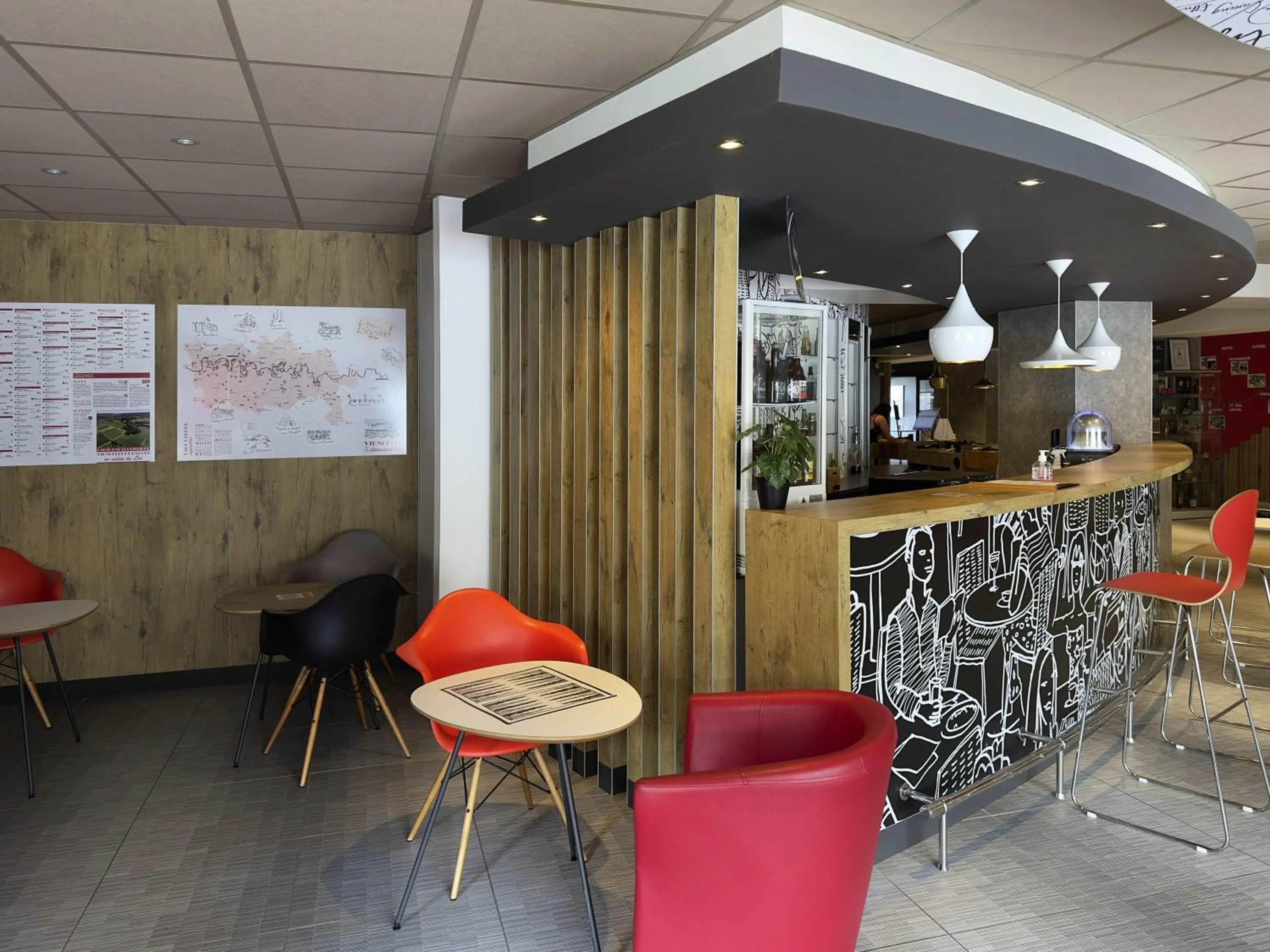 Lounge or bar in ibis Cahors