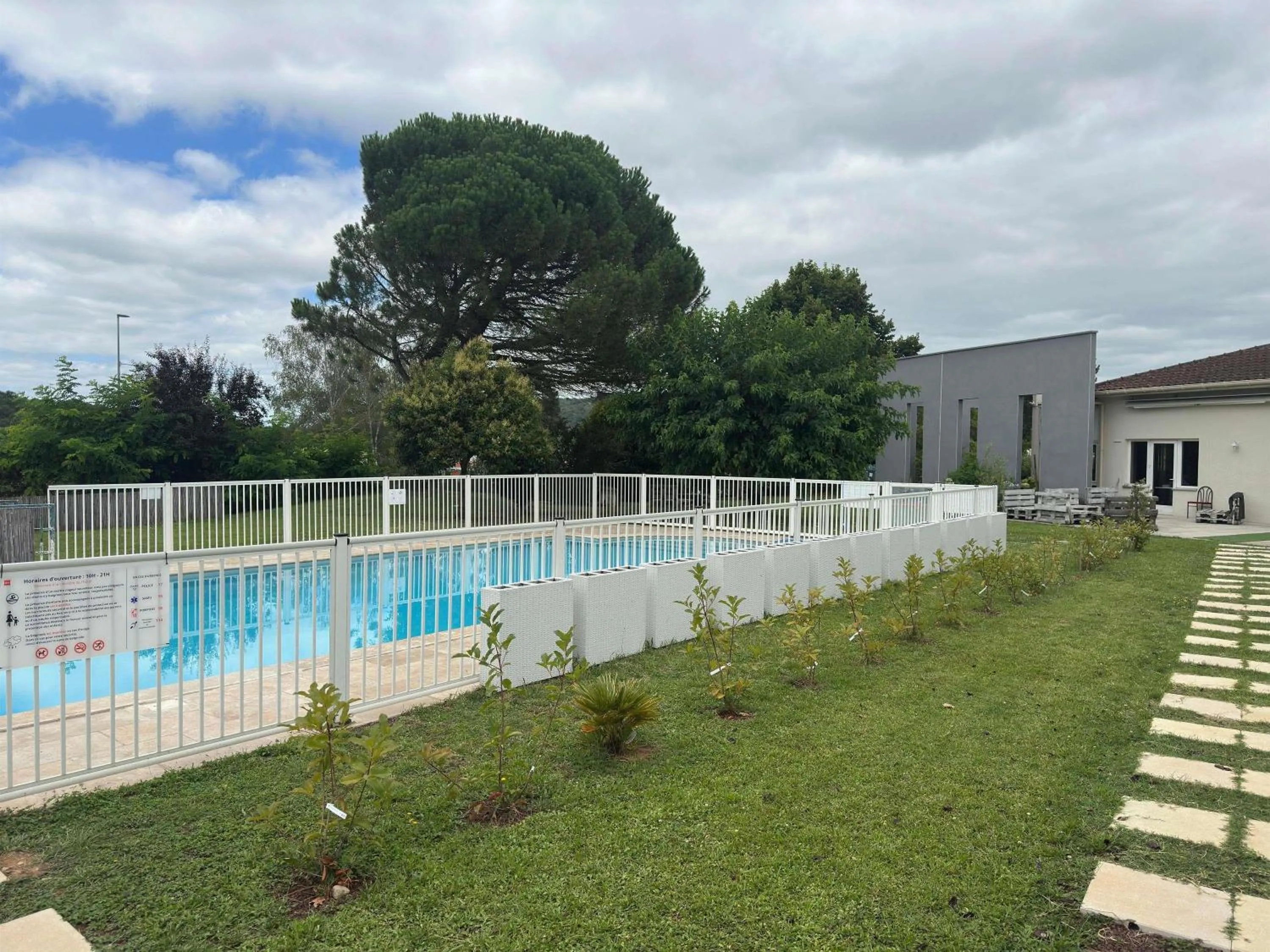 Pool view in ibis Cahors