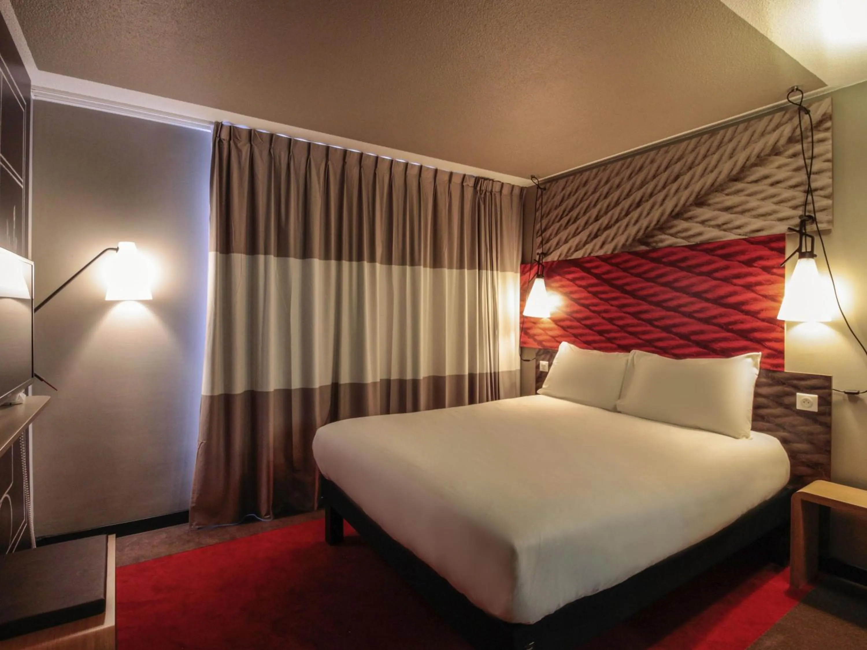 Bedroom, Bed in ibis Cahors