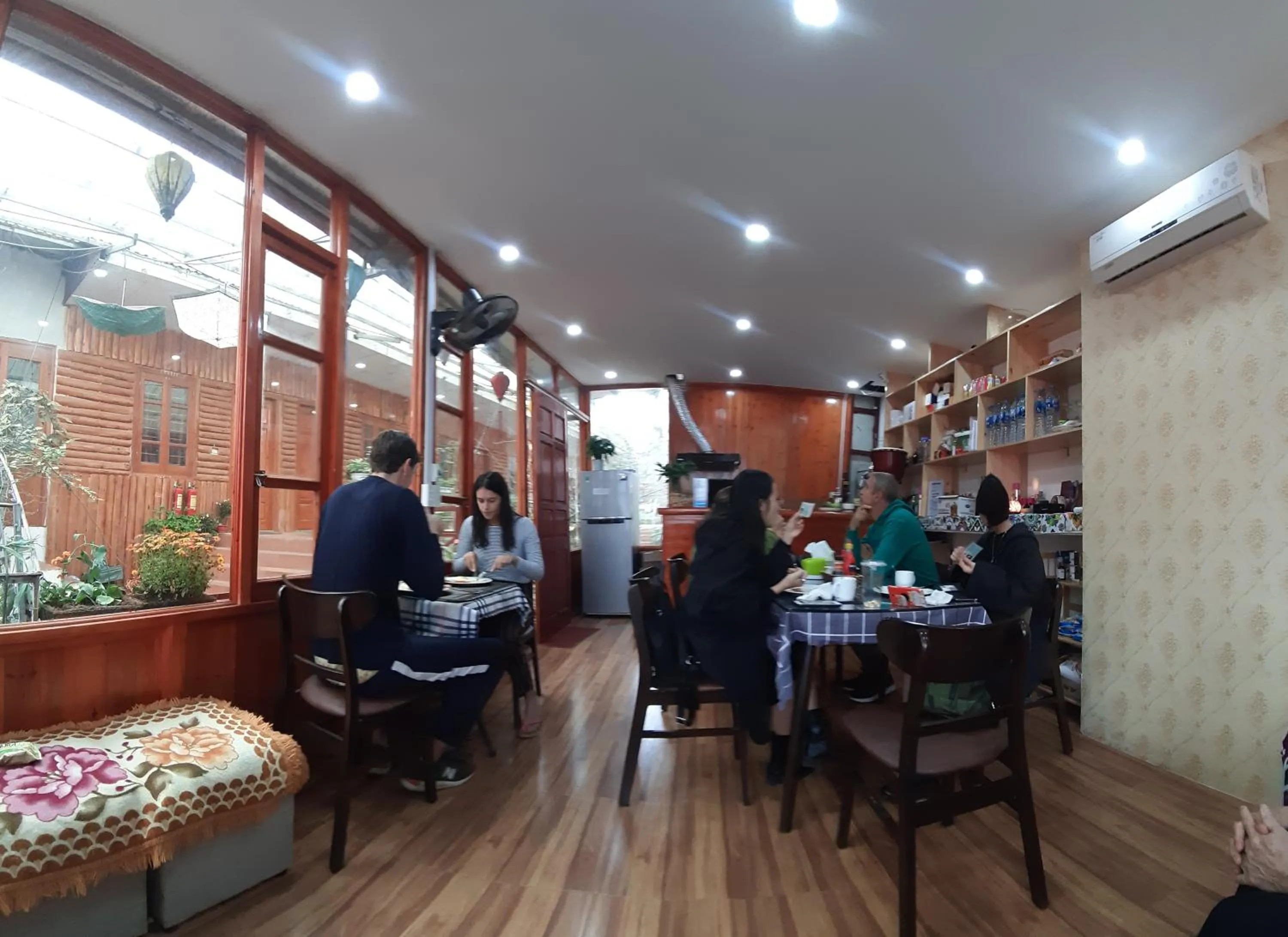 Restaurant/places to eat in Dang Khoa Garden Inn
