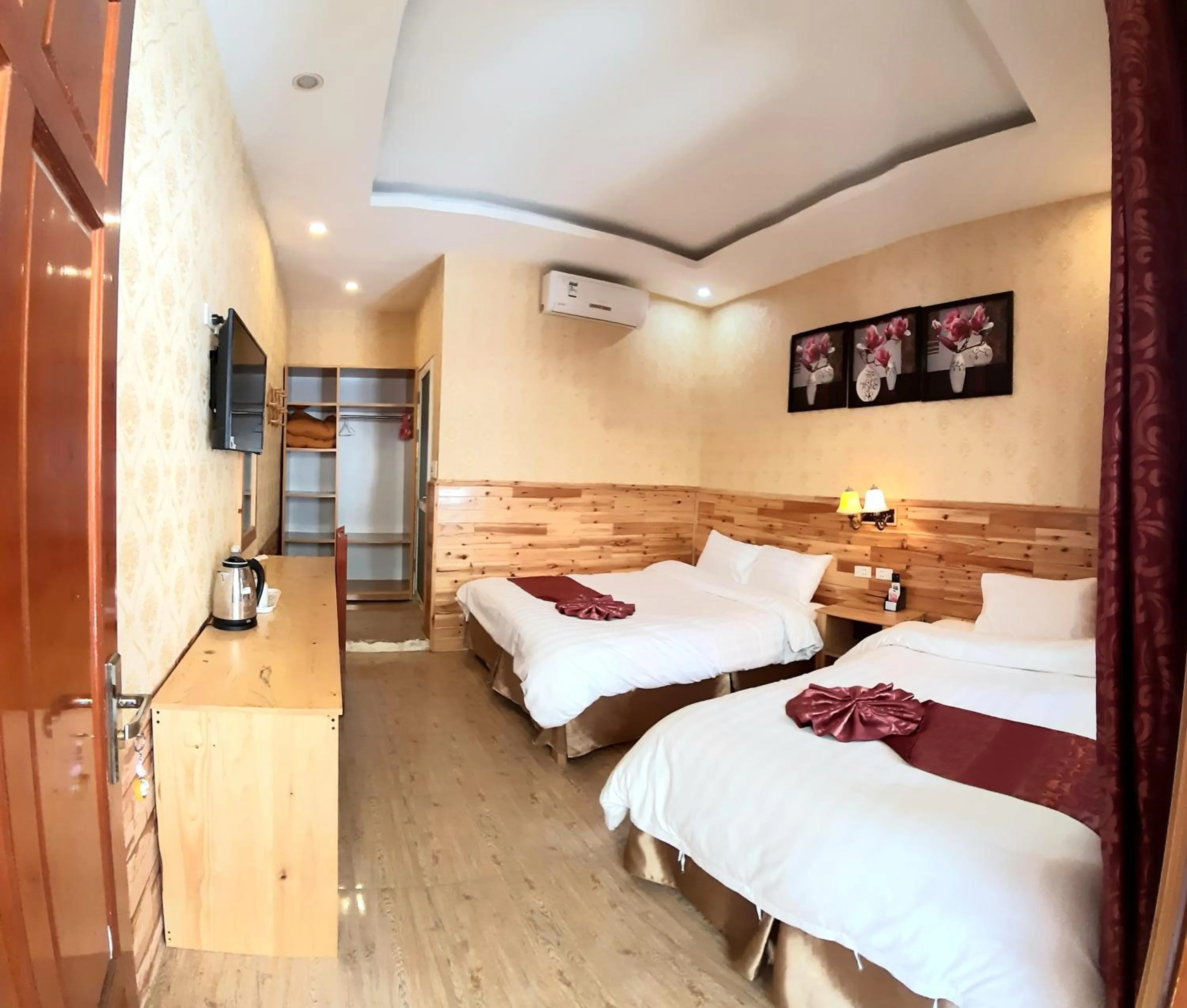 Photo of the whole room, Bed in Dang Khoa Garden Inn