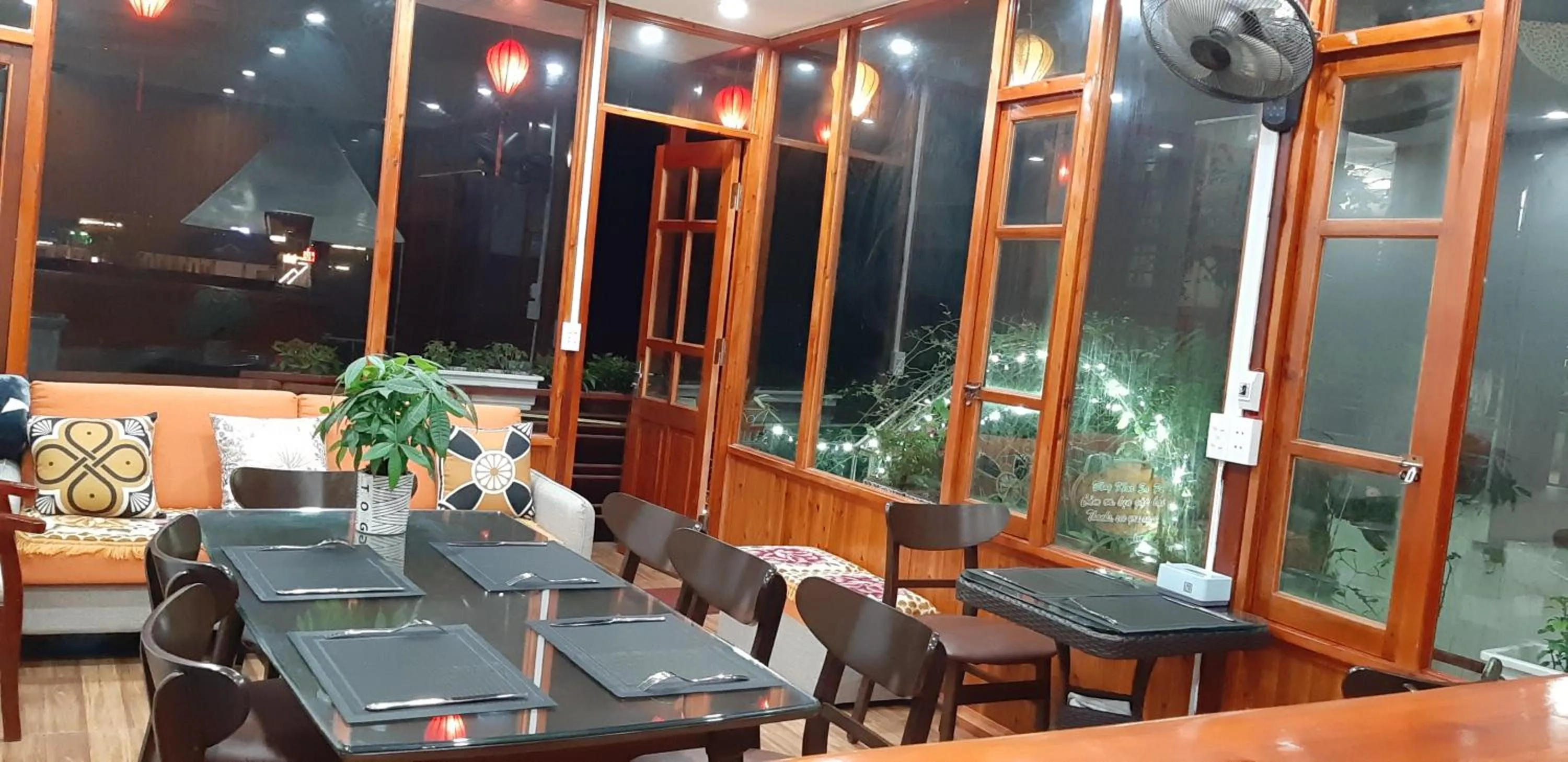 Restaurant/places to eat in Dang Khoa Garden Inn
