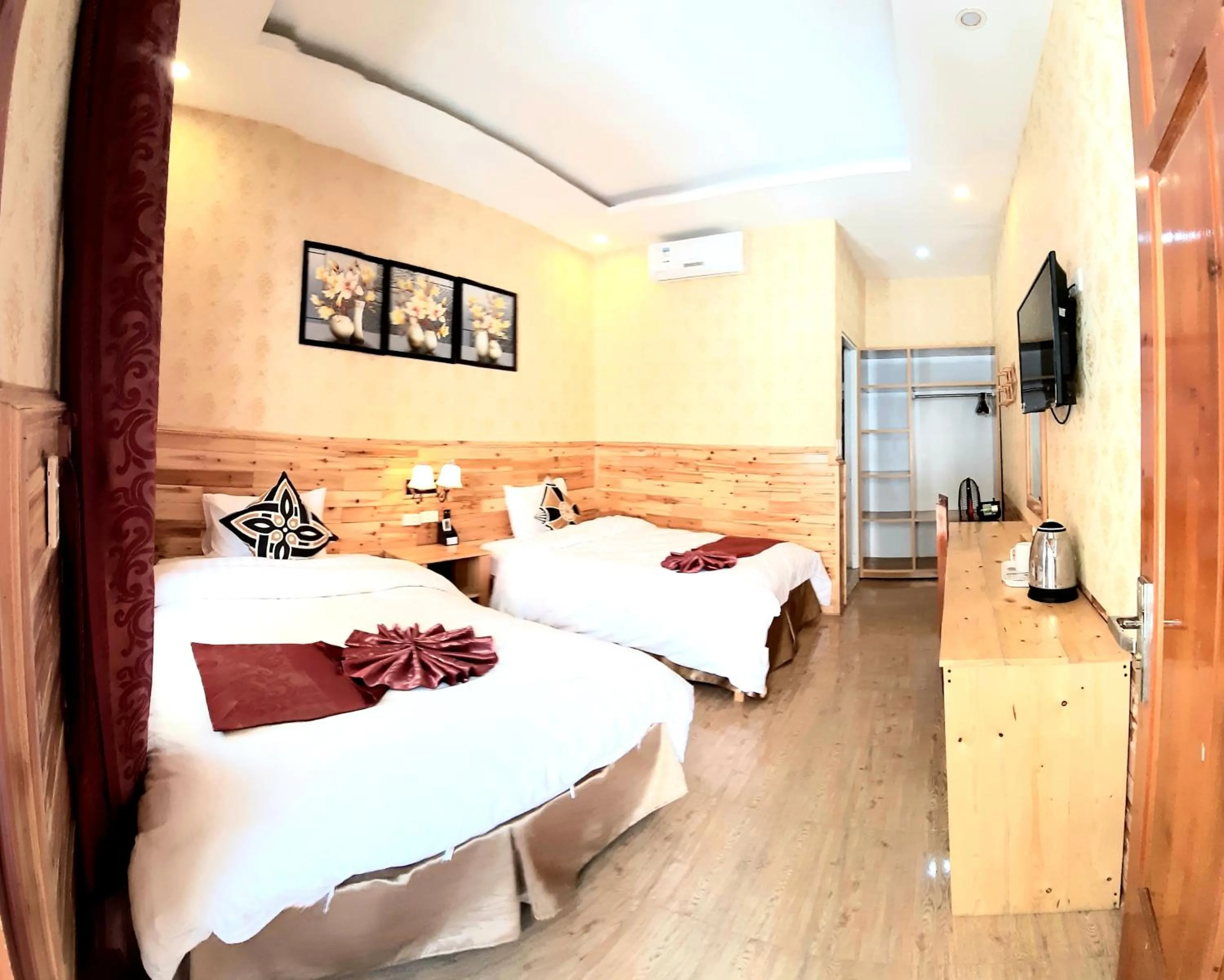 Photo of the whole room, Bed in Dang Khoa Garden Inn