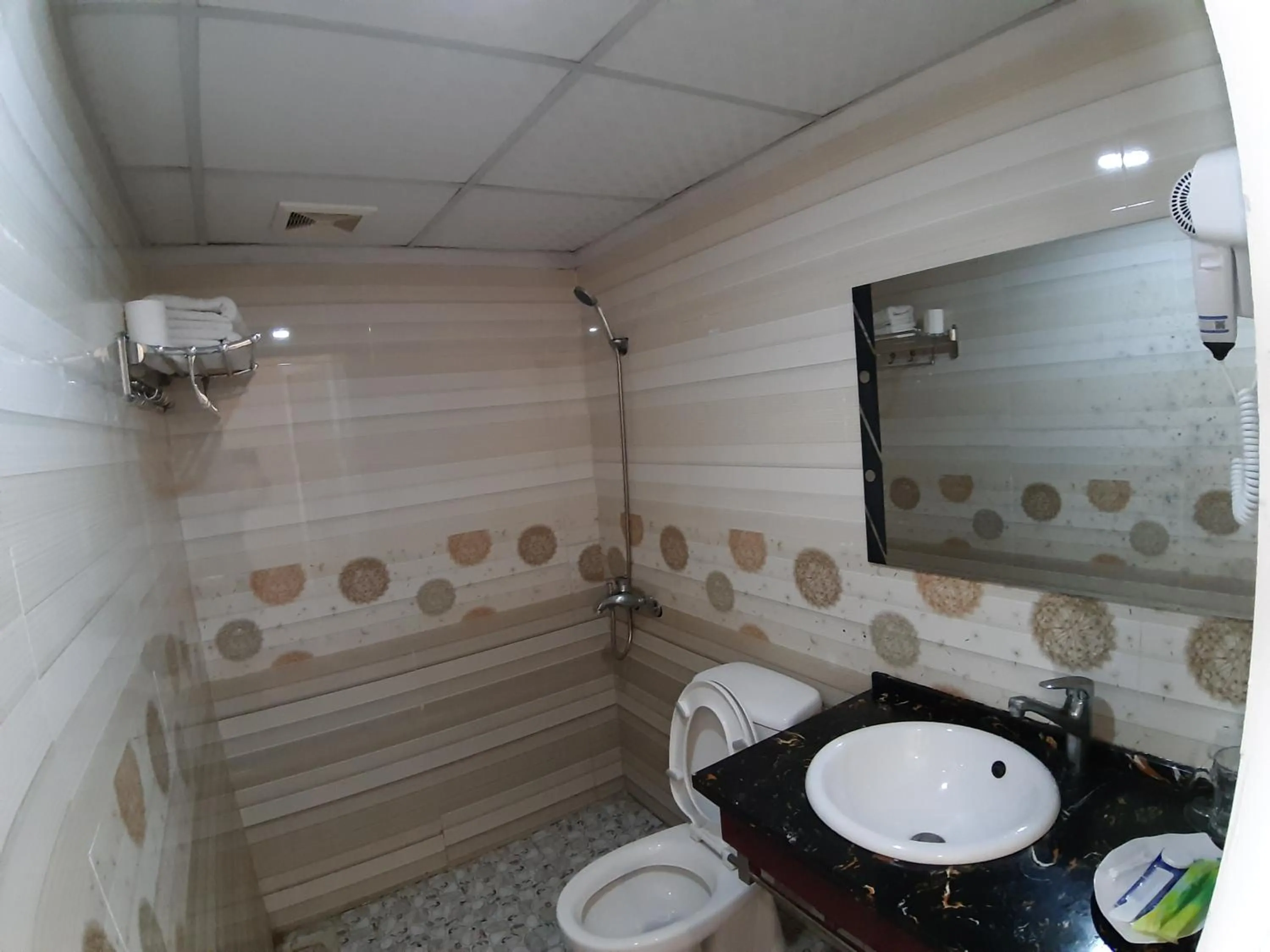 Shower in Dang Khoa Garden Inn