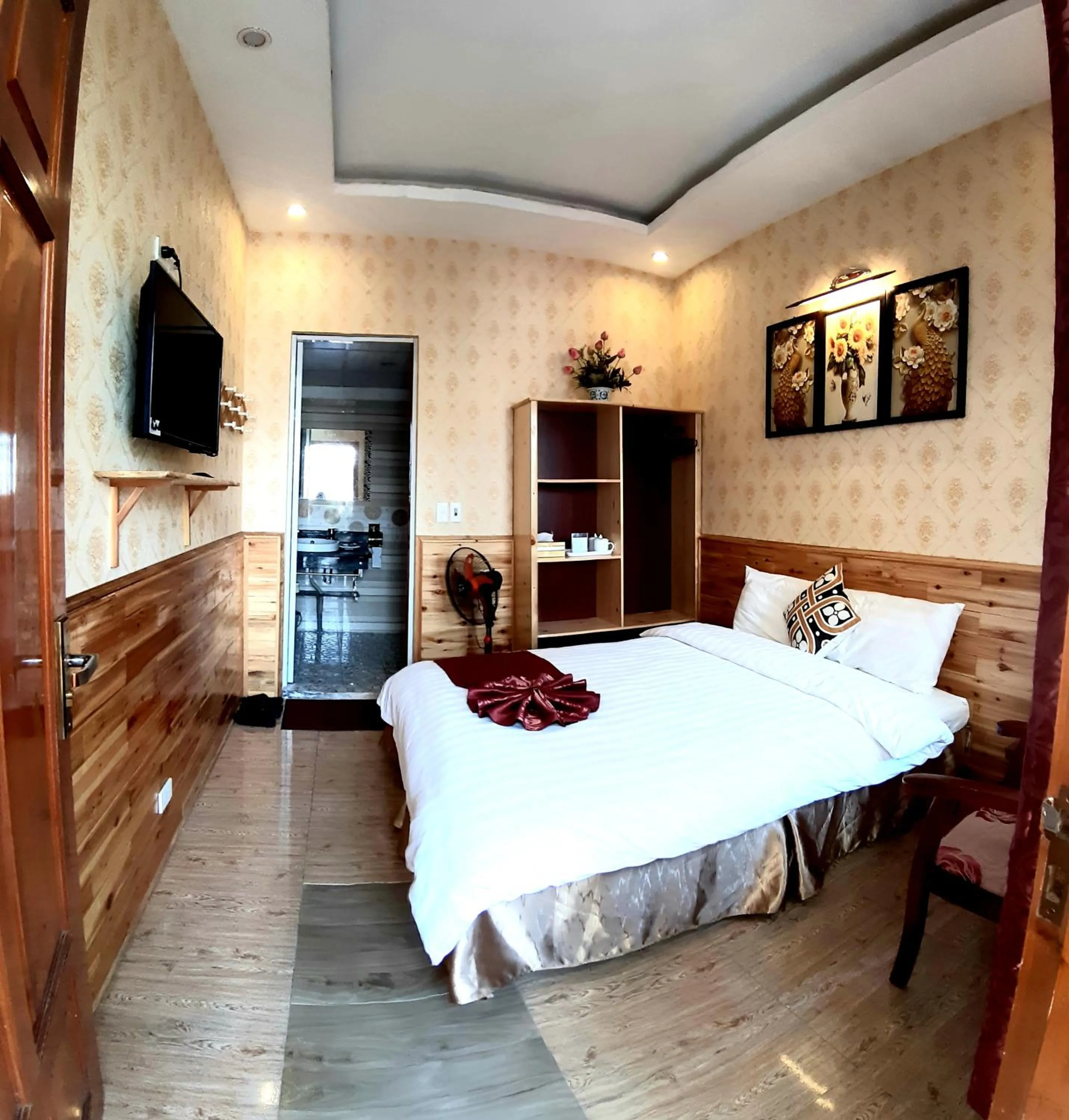 Photo of the whole room, Bed in Dang Khoa Garden Inn