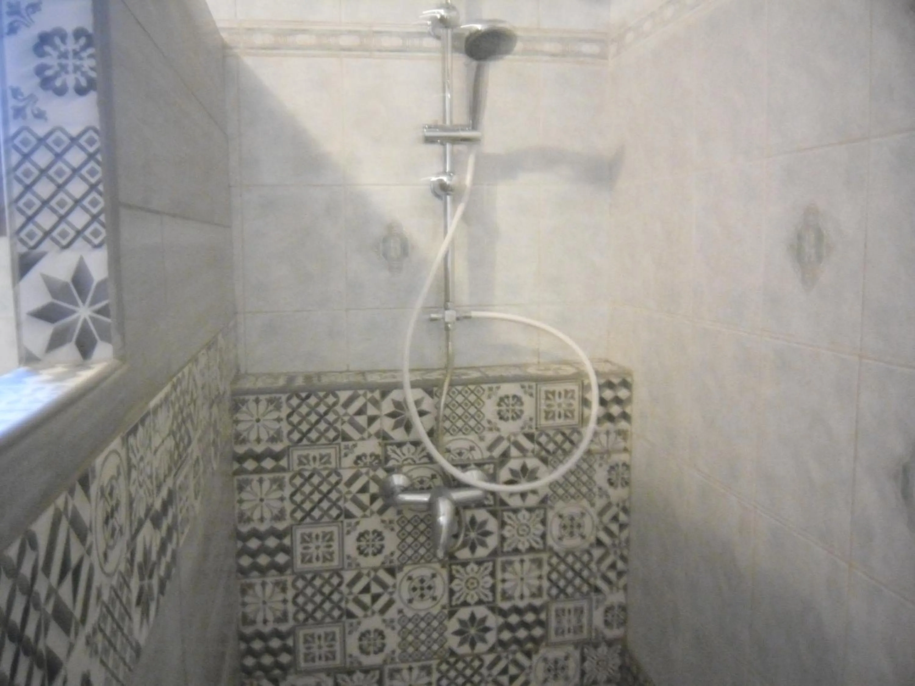 Shower in Chambre les flamants, climatisation, avec vue imprenable sur les étangs, petit déjeuner offert