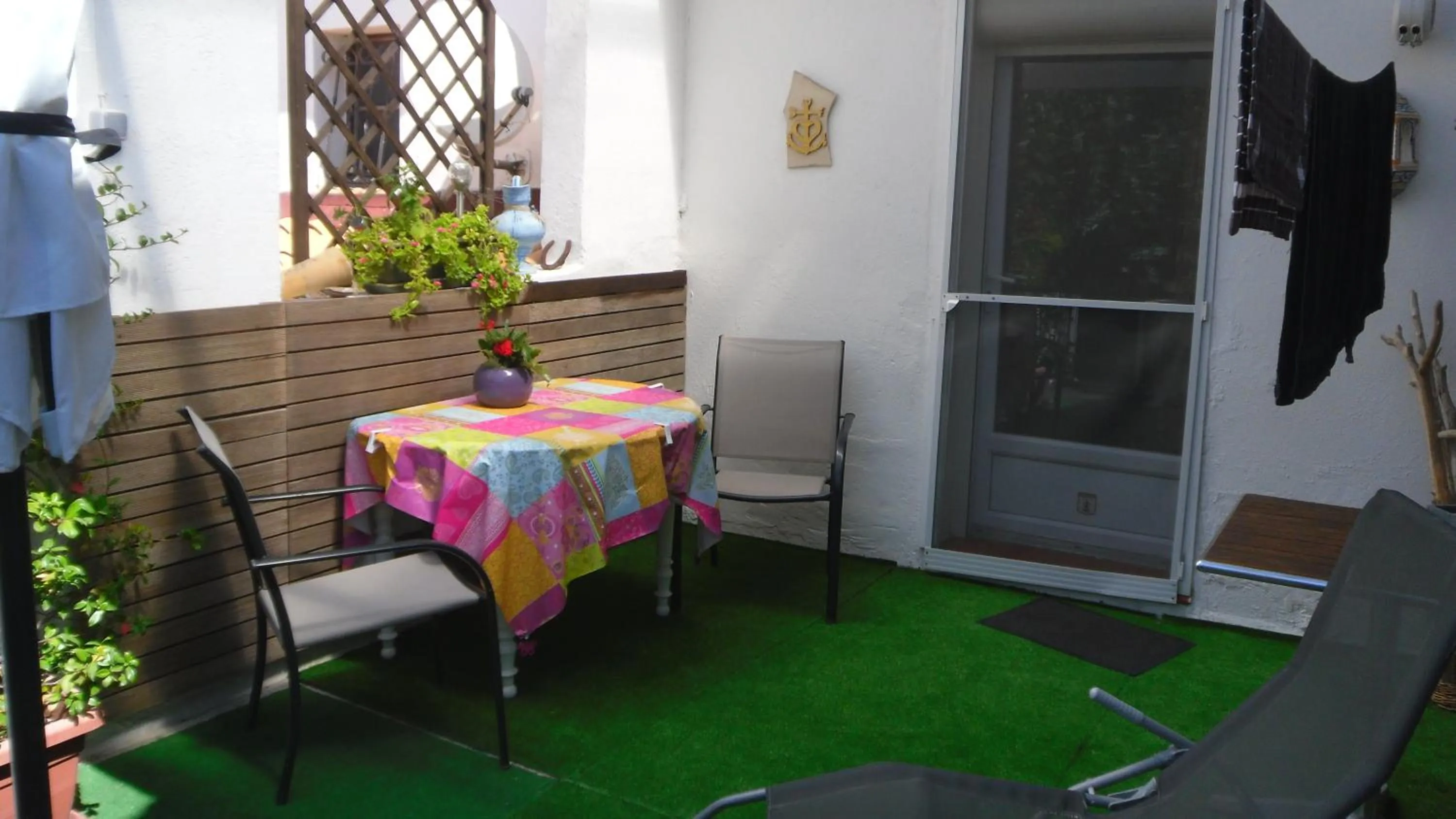 Patio in Chambre les flamants, climatisation, avec vue imprenable sur les étangs, petit déjeuner offert