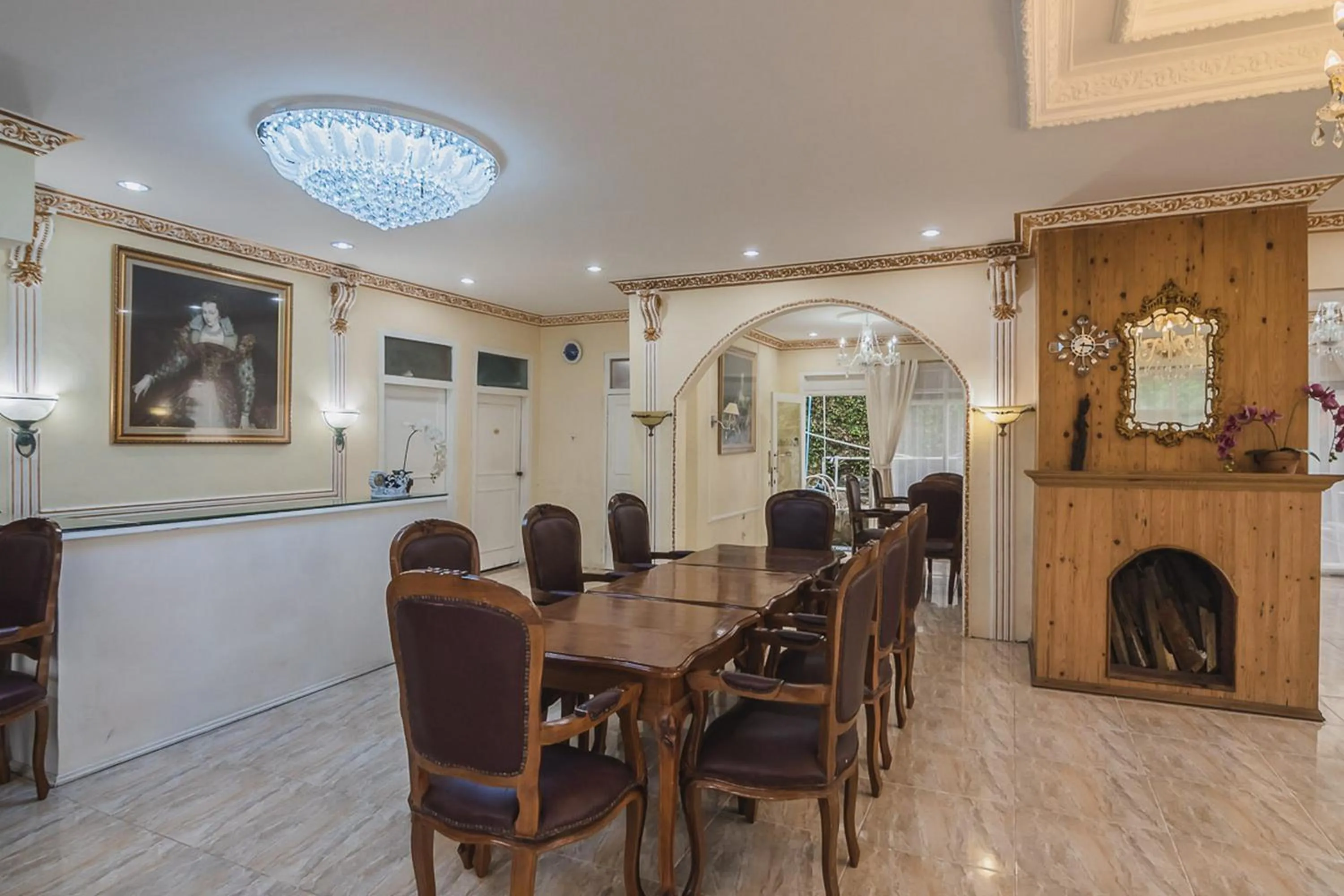 Dining area in Urbanview Hotel Mon Bel Cibodas by RedDoorz