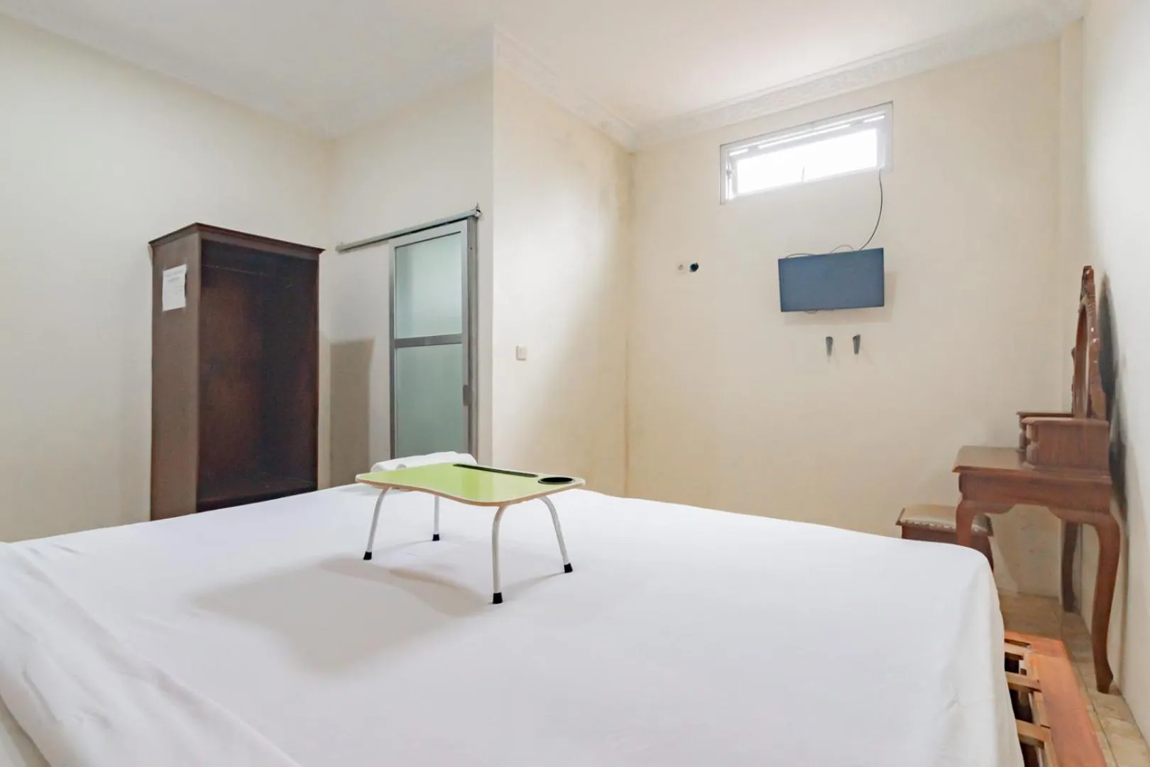 Photo of the whole room, Bed in Urbanview Hotel Mon Bel Cibodas by RedDoorz