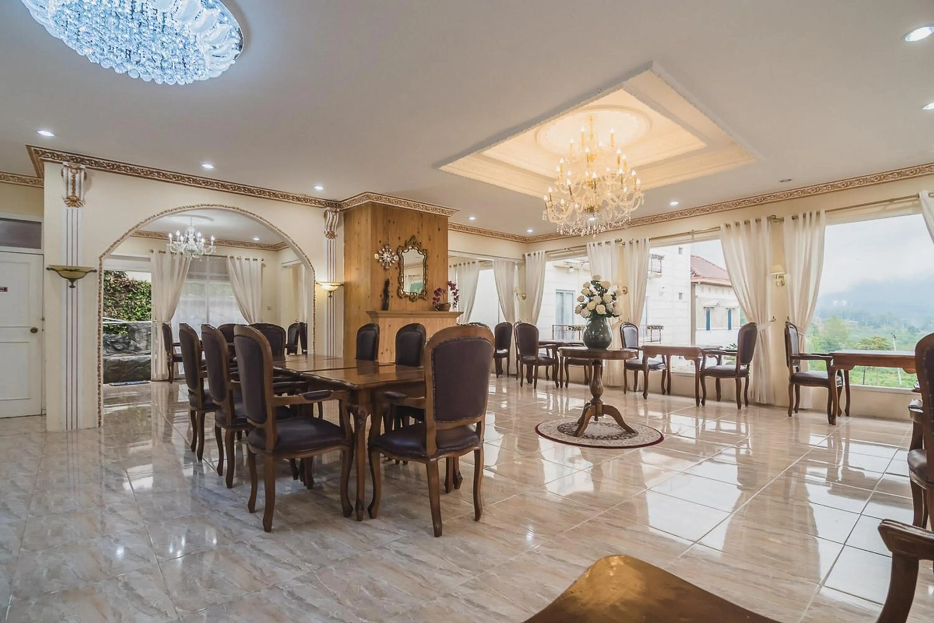 Restaurant/places to eat in Urbanview Hotel Mon Bel Cibodas by RedDoorz