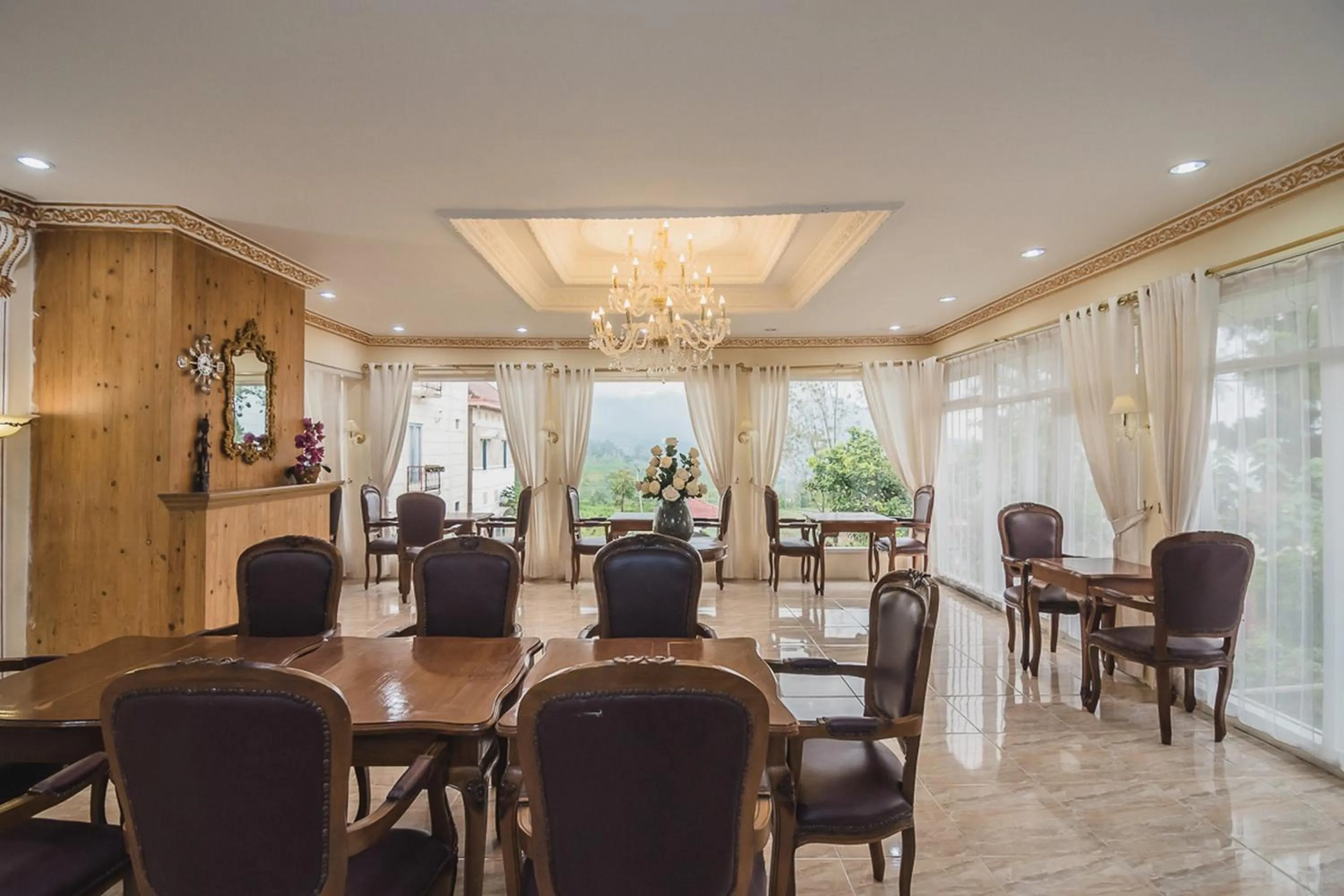 Restaurant/places to eat in Urbanview Hotel Mon Bel Cibodas by RedDoorz