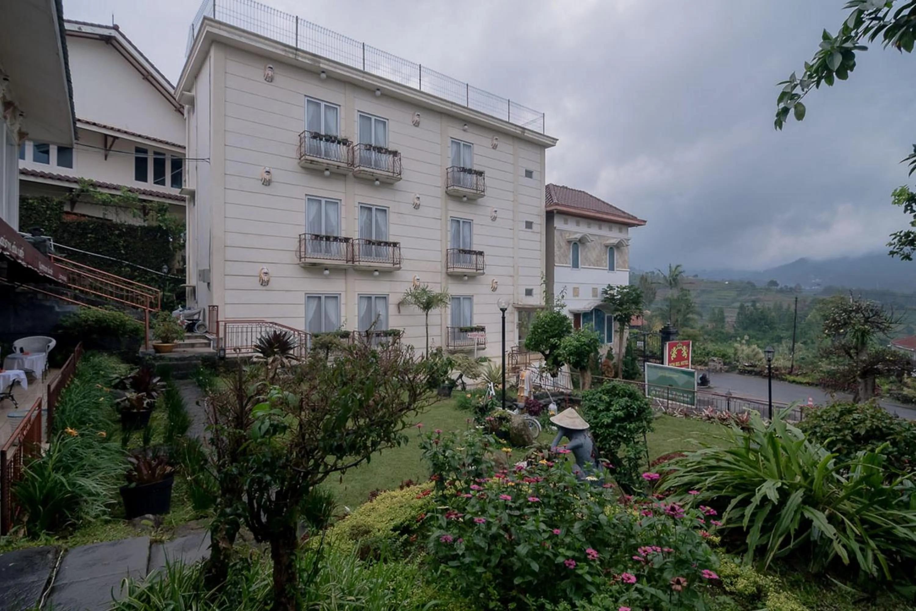 Property building in Urbanview Hotel Mon Bel Cibodas by RedDoorz