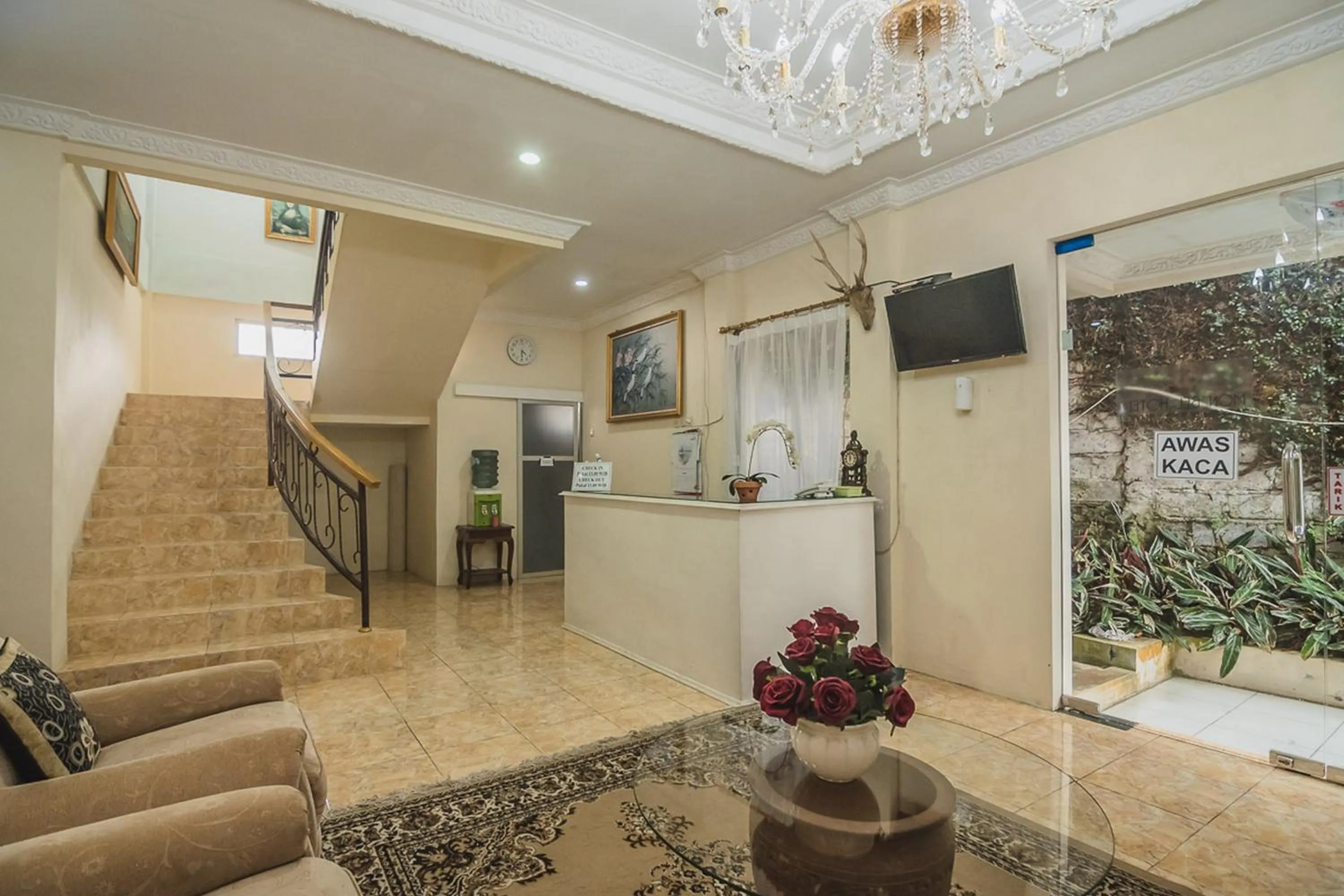 Lobby or reception in Urbanview Hotel Mon Bel Cibodas by RedDoorz