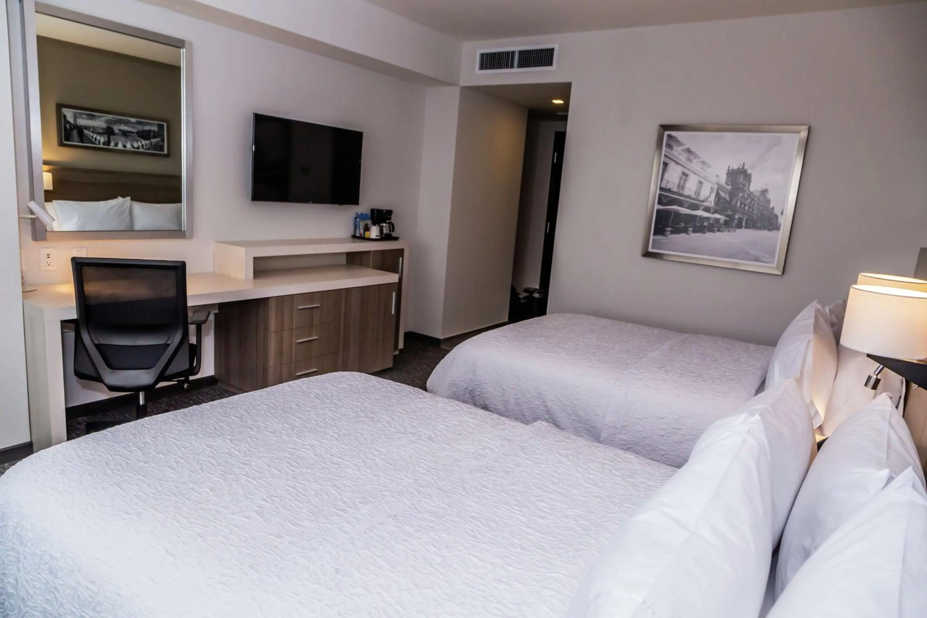 Bedroom, Bed in Hampton Inn & Suites By Hilton Puebla