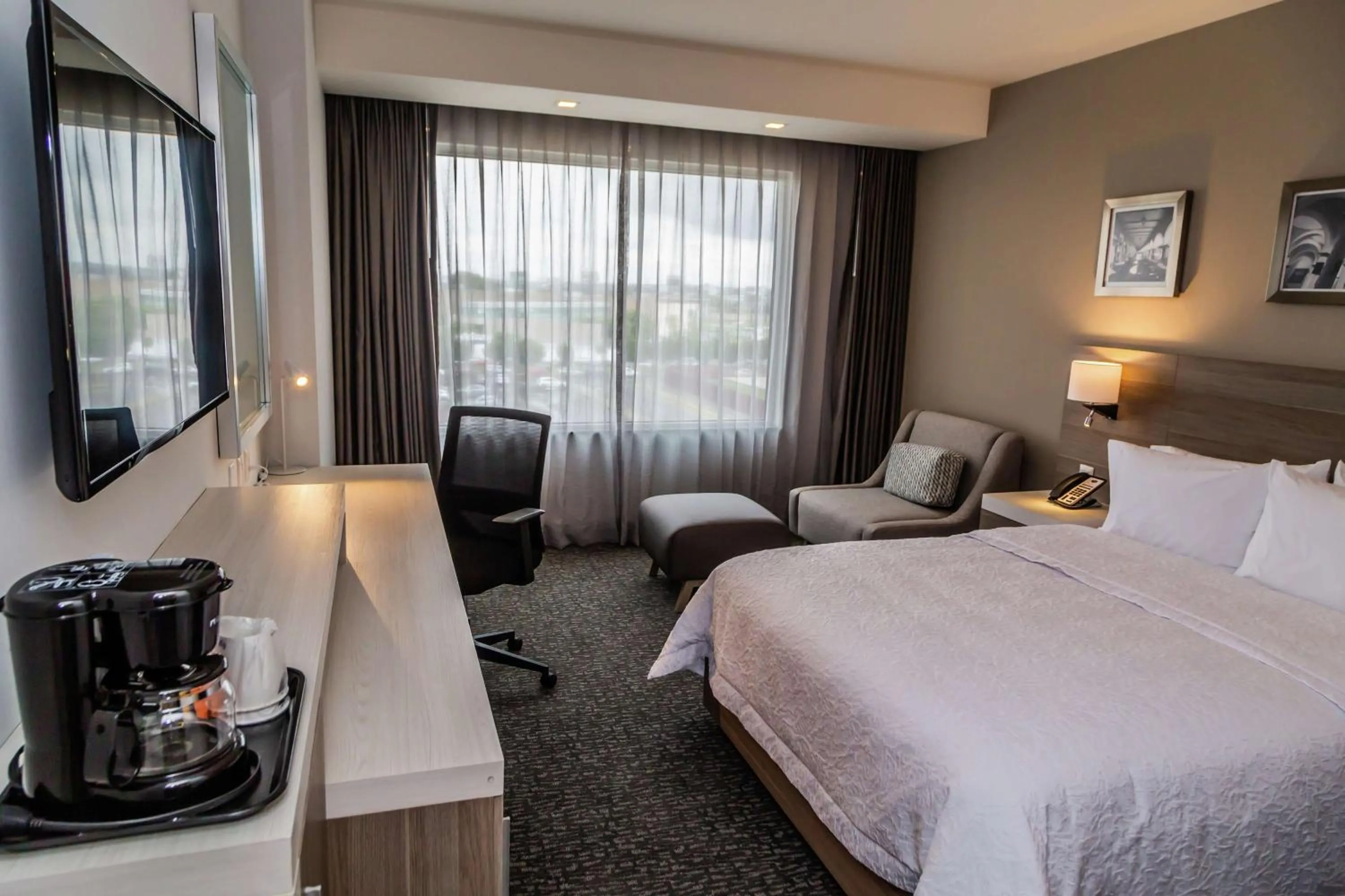 Bedroom, Bed in Hampton Inn & Suites By Hilton Puebla