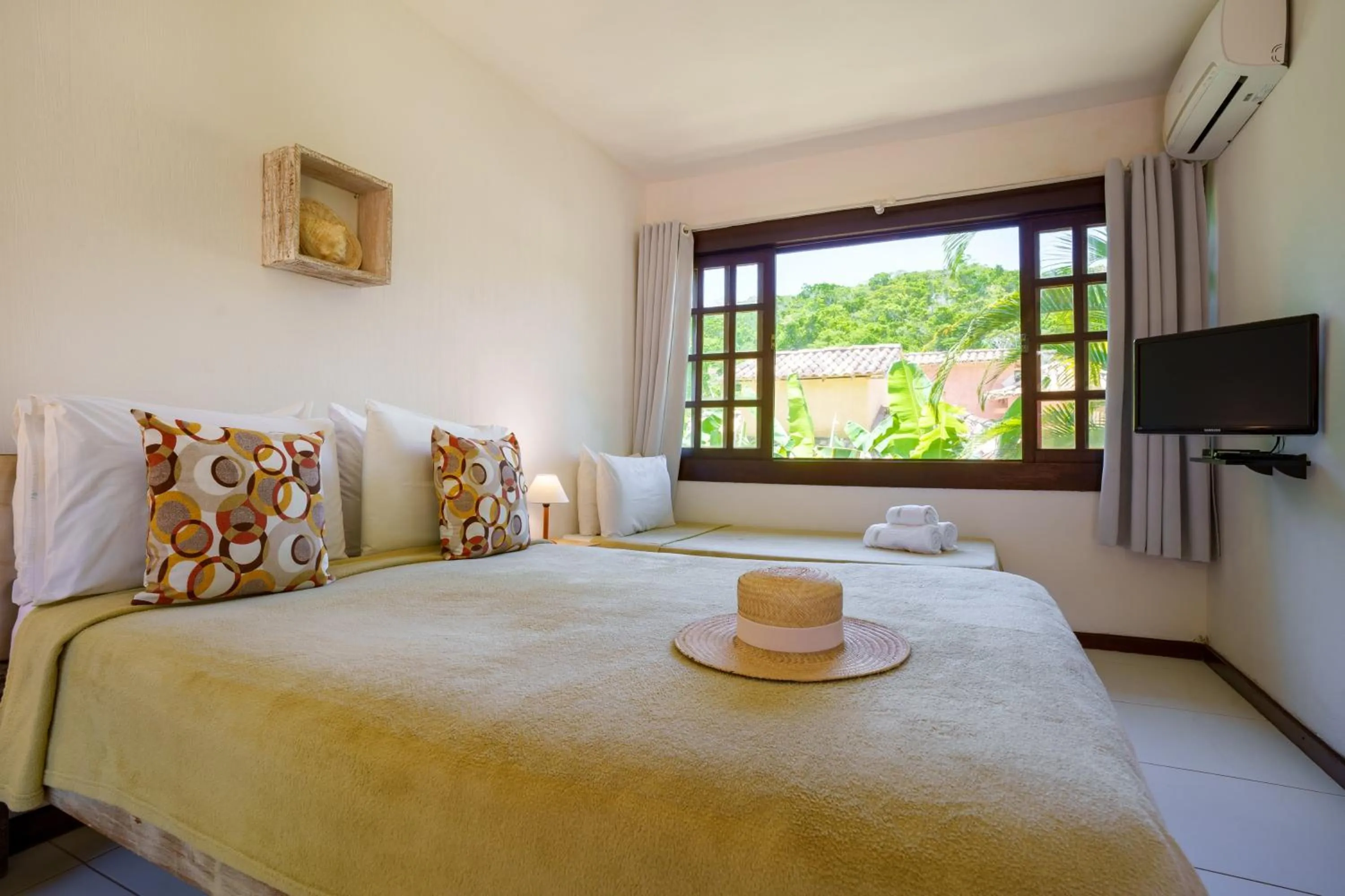 Property building, Bed in Pousada Casa Cactus Praia da Tartaruga Búzios